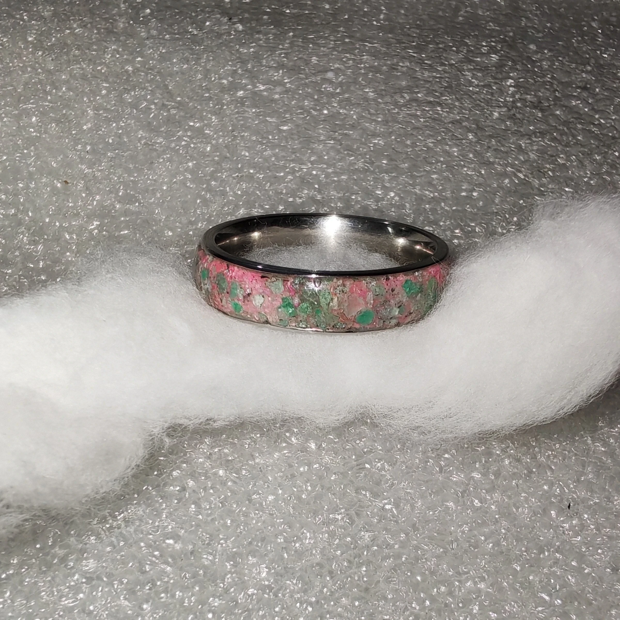 Anillo Cyberpunk de Esmeraldas con Escamas de Mica Rosa  3