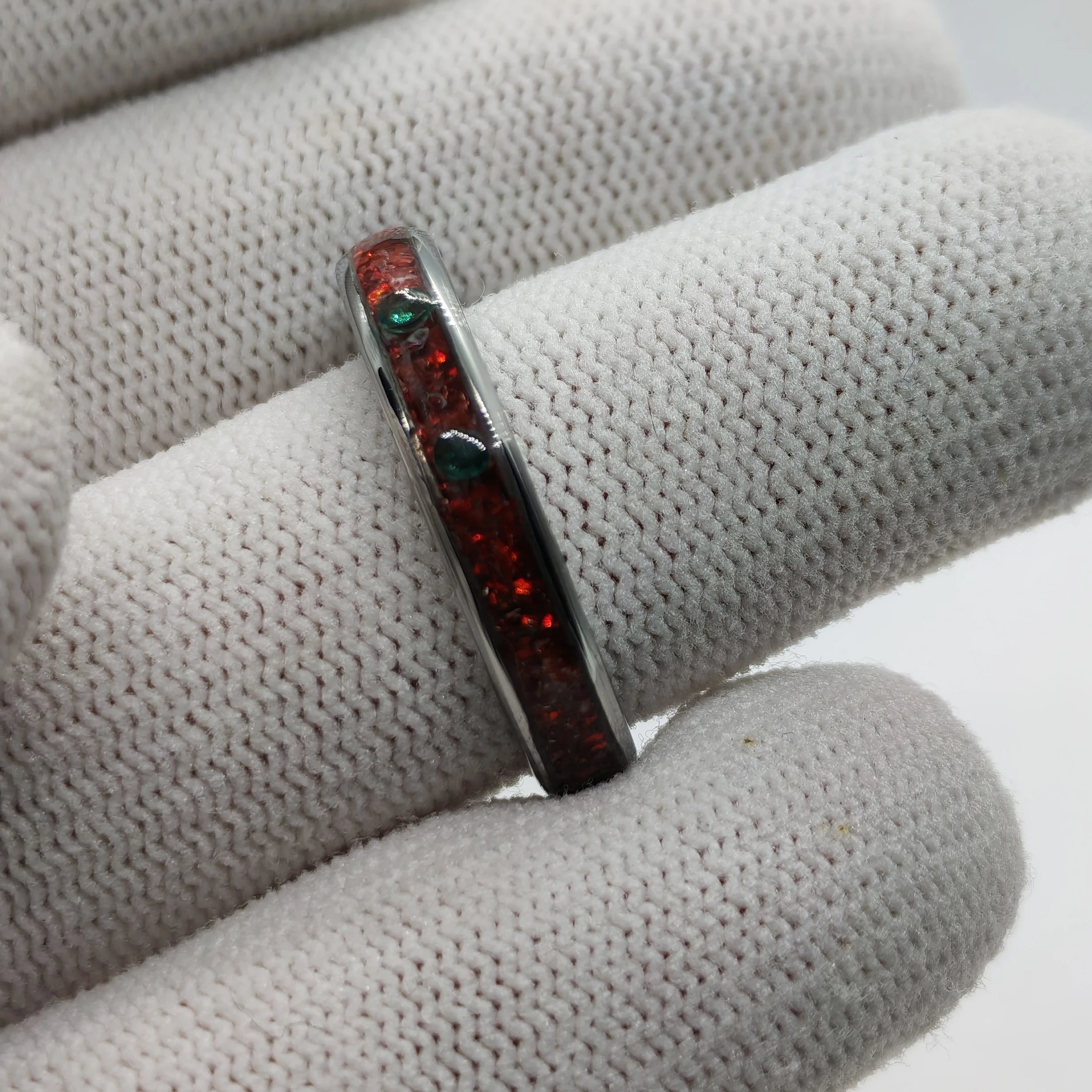 Anillo talla 9.5 de Esmeraldas y Mica Roja. 2