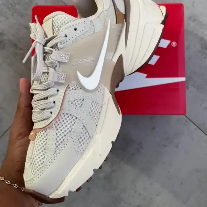 NIKE VOMERO BEIGE DAMA  3