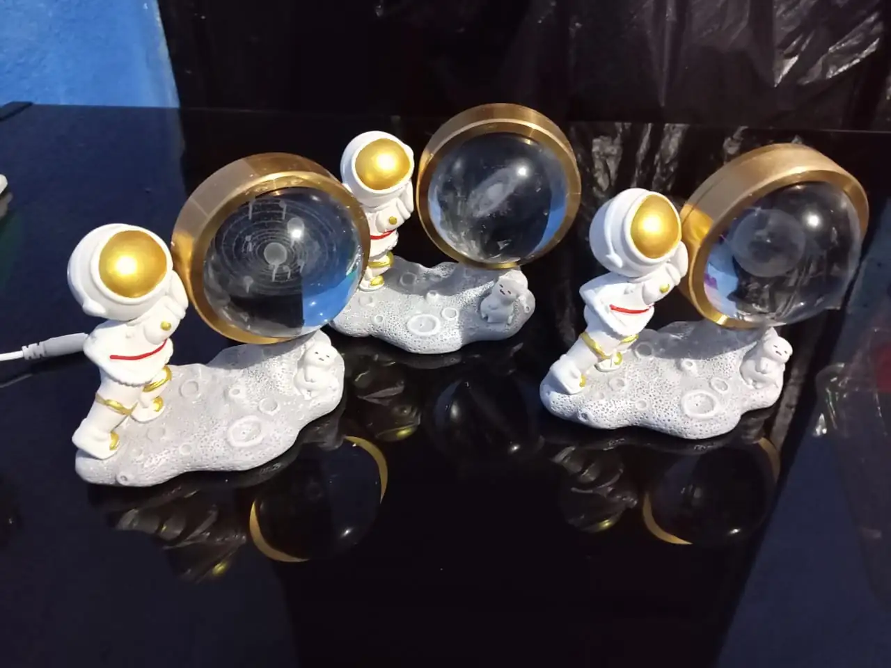 Astronauta sostiendo esfera (lamapara) 