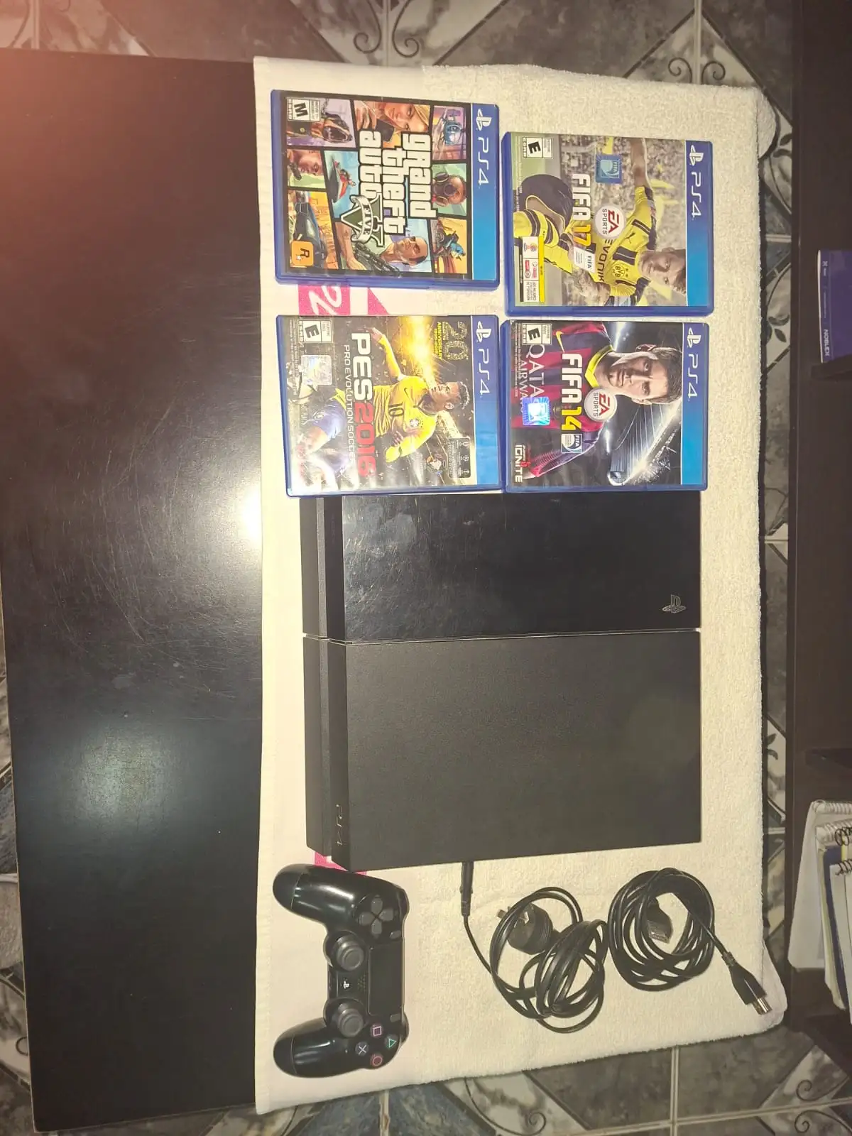 Play 4 de 500 gb  Solo juegos físicos y 1 Joystick como viene de fabrica. 3