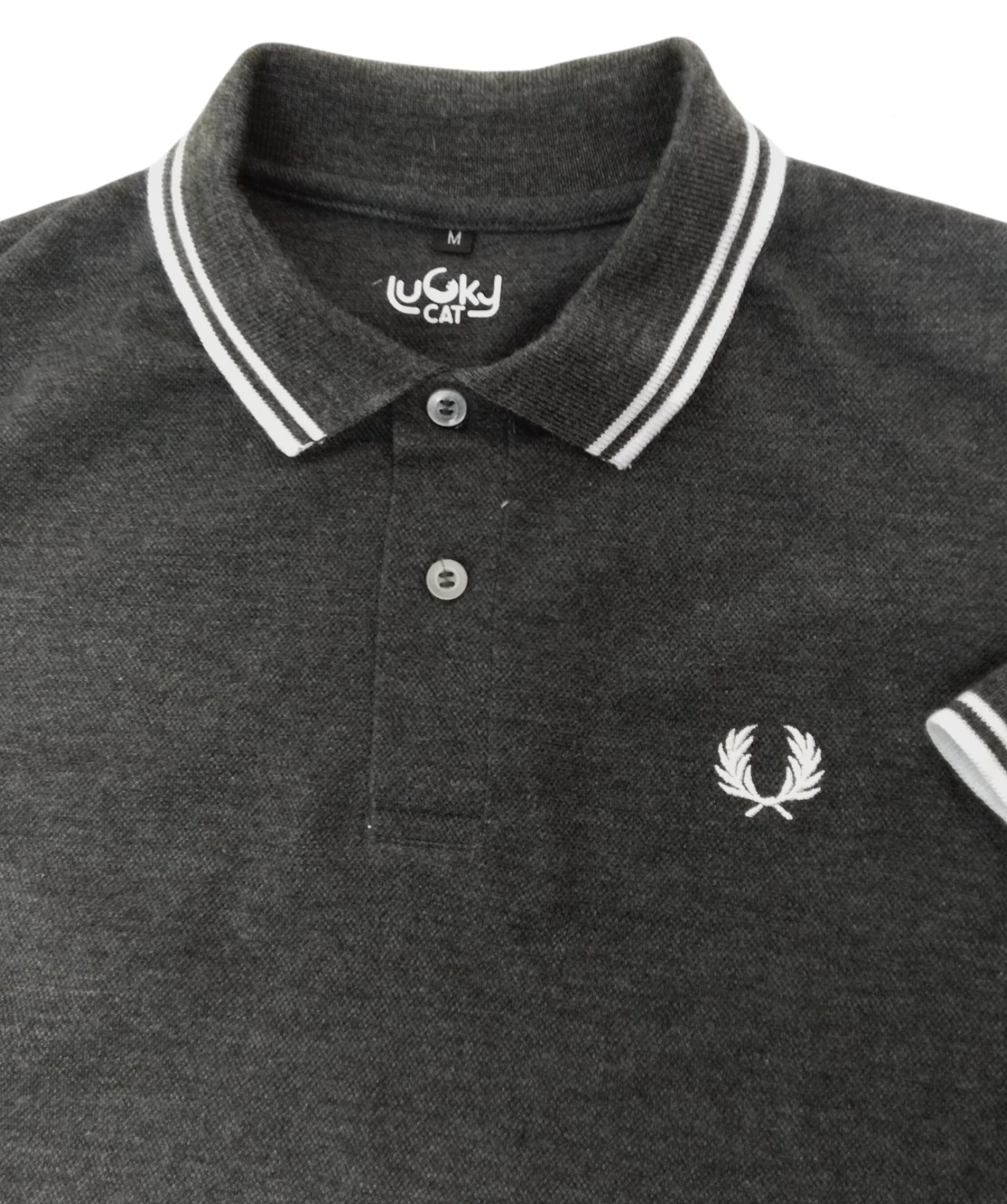 Camisa polo gris oscuro con blanco 