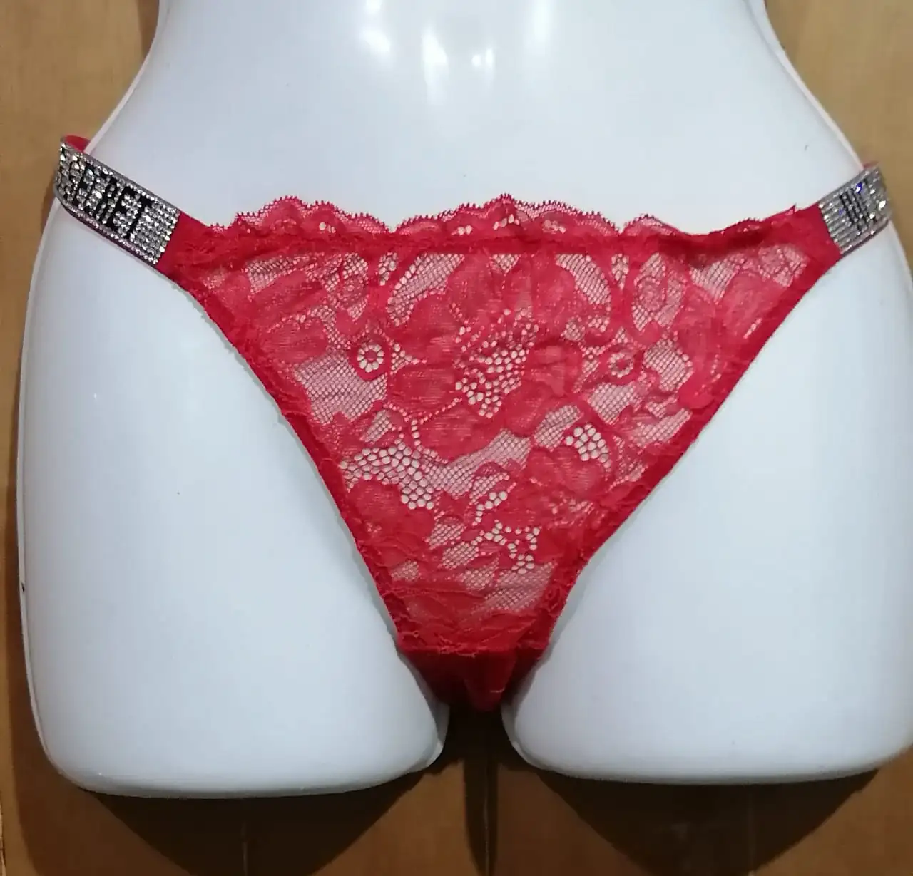 Rojo brillantes con encaje 