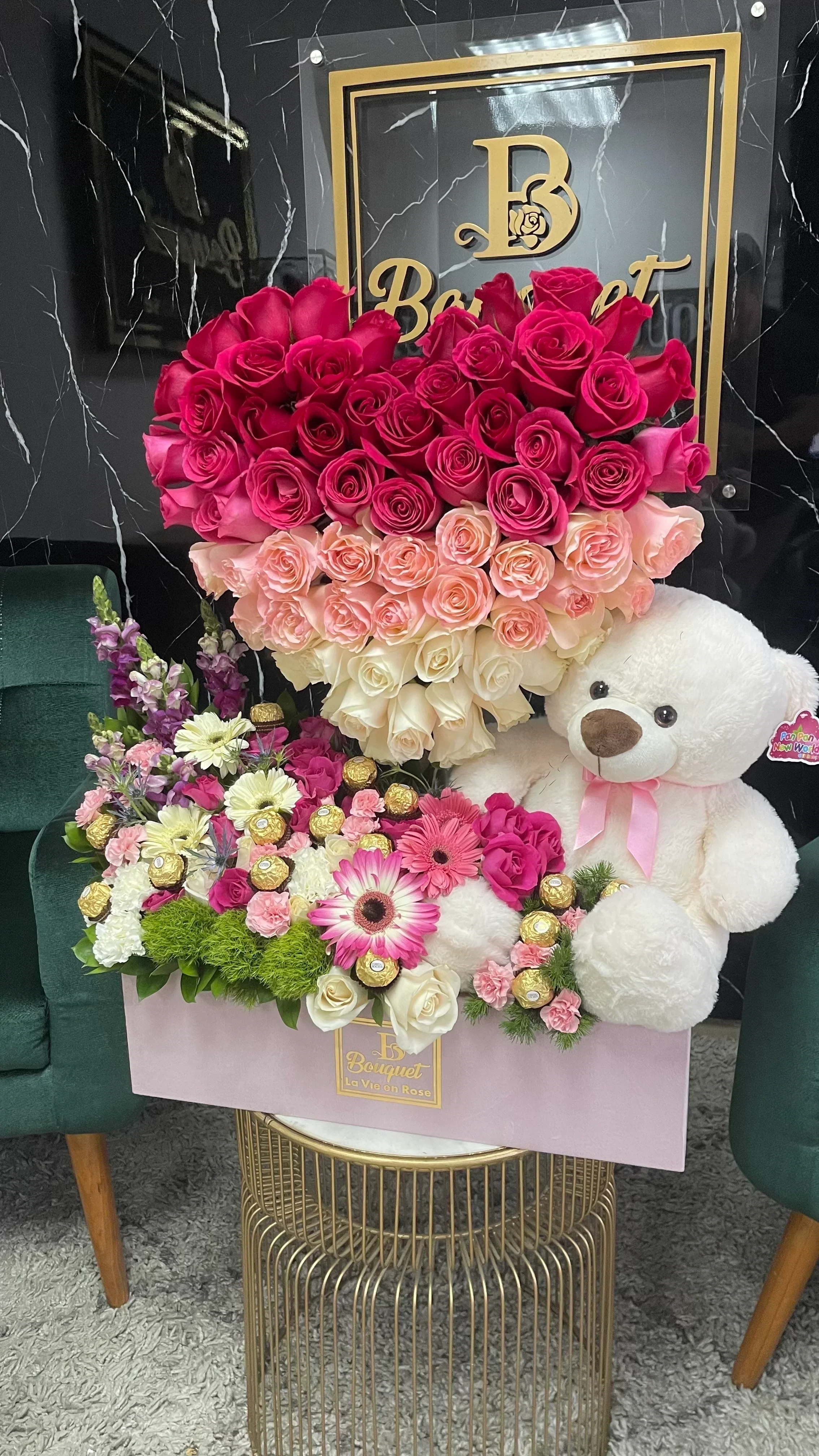 Corazon elevado degradado con jardin y peluche 3