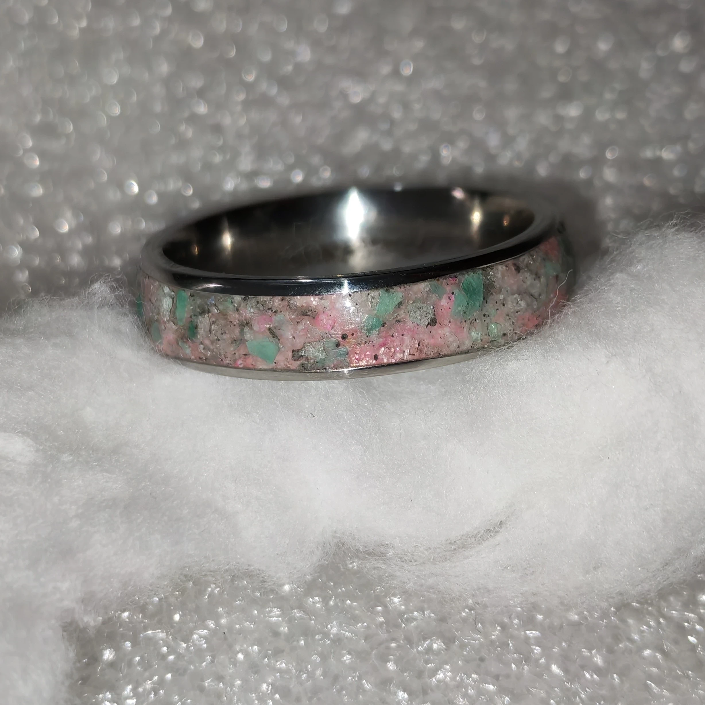Anillo Cyberpunk de Esmeraldas con Escamas de Mica Rosa  4