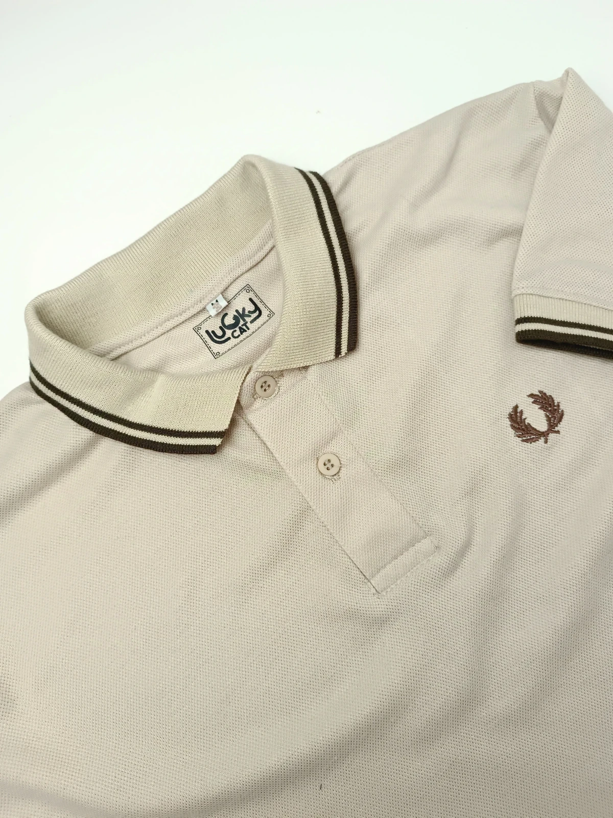Camisa polo beige con lineas cafe 