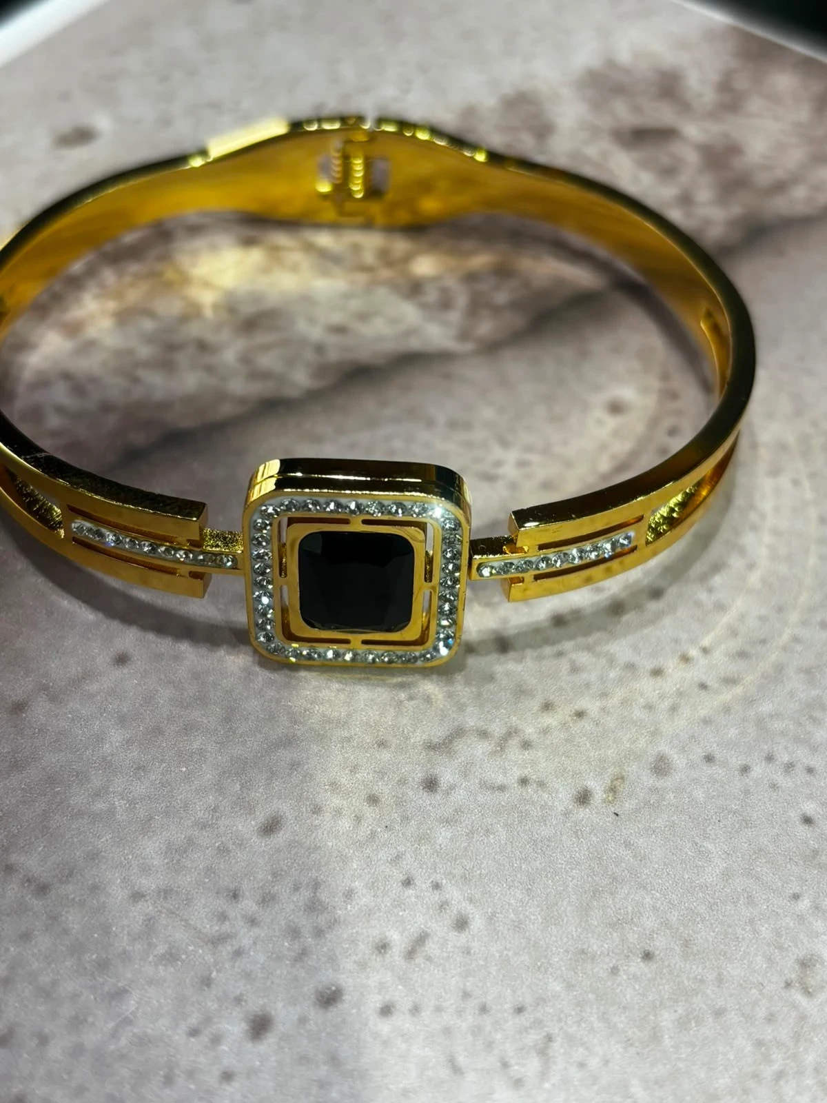 brazalete acero con enchape en oro 