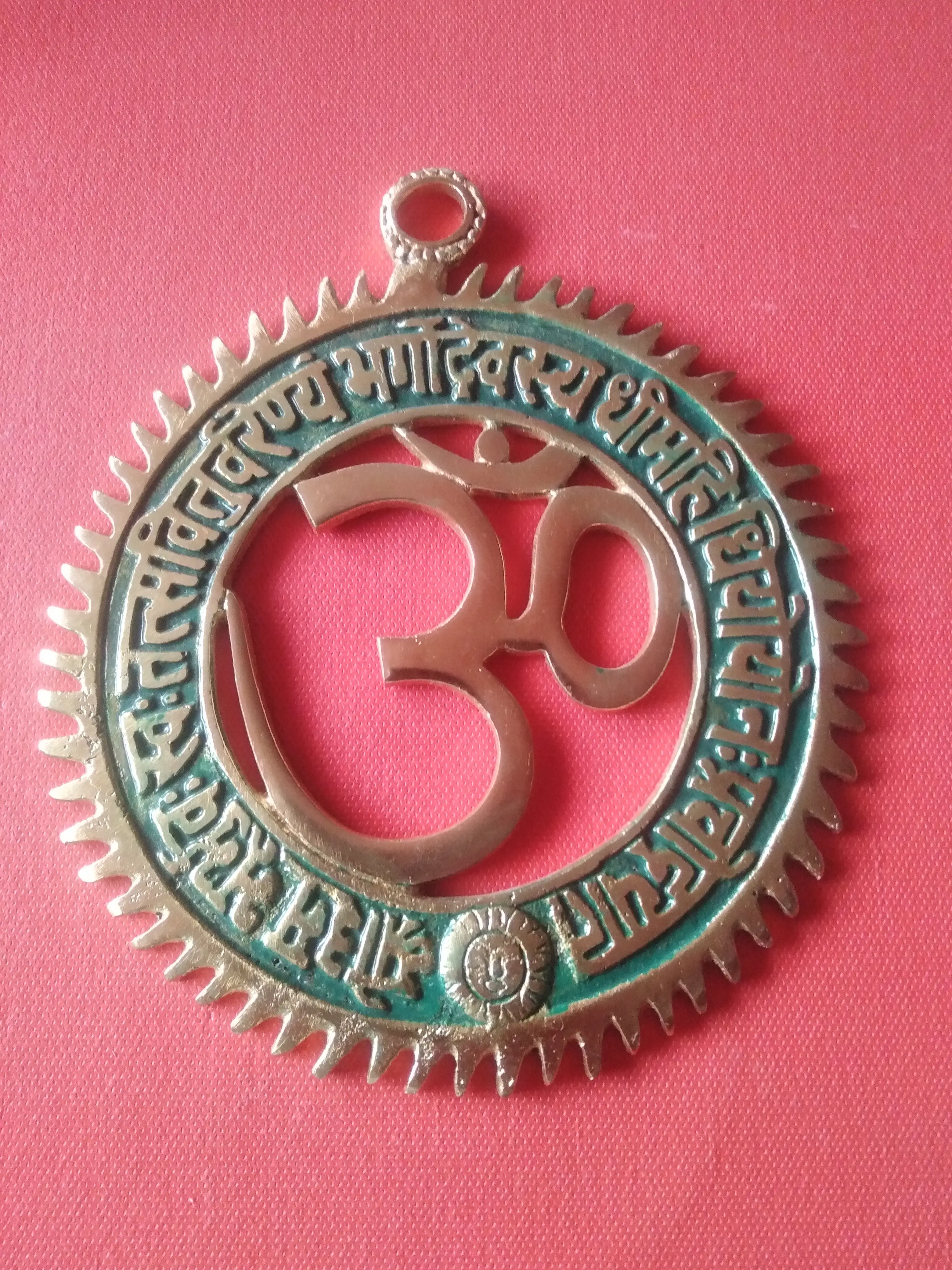 OM COLGANTE 