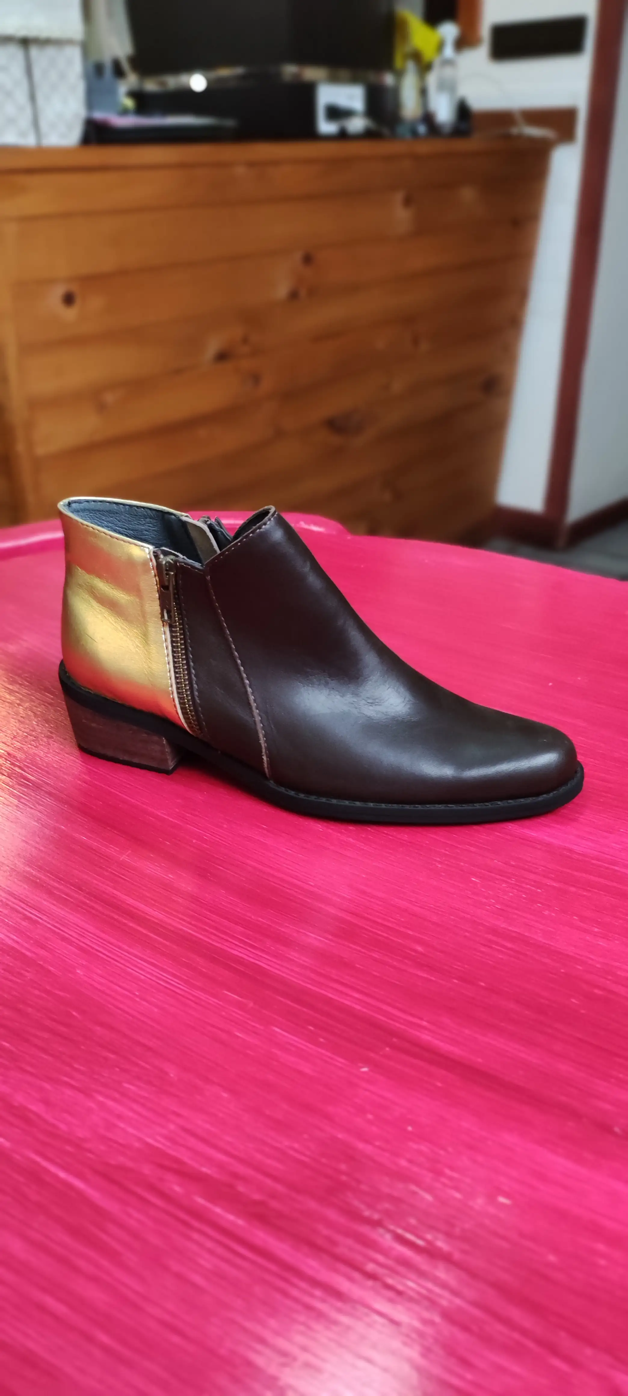Zapato café talon dorado