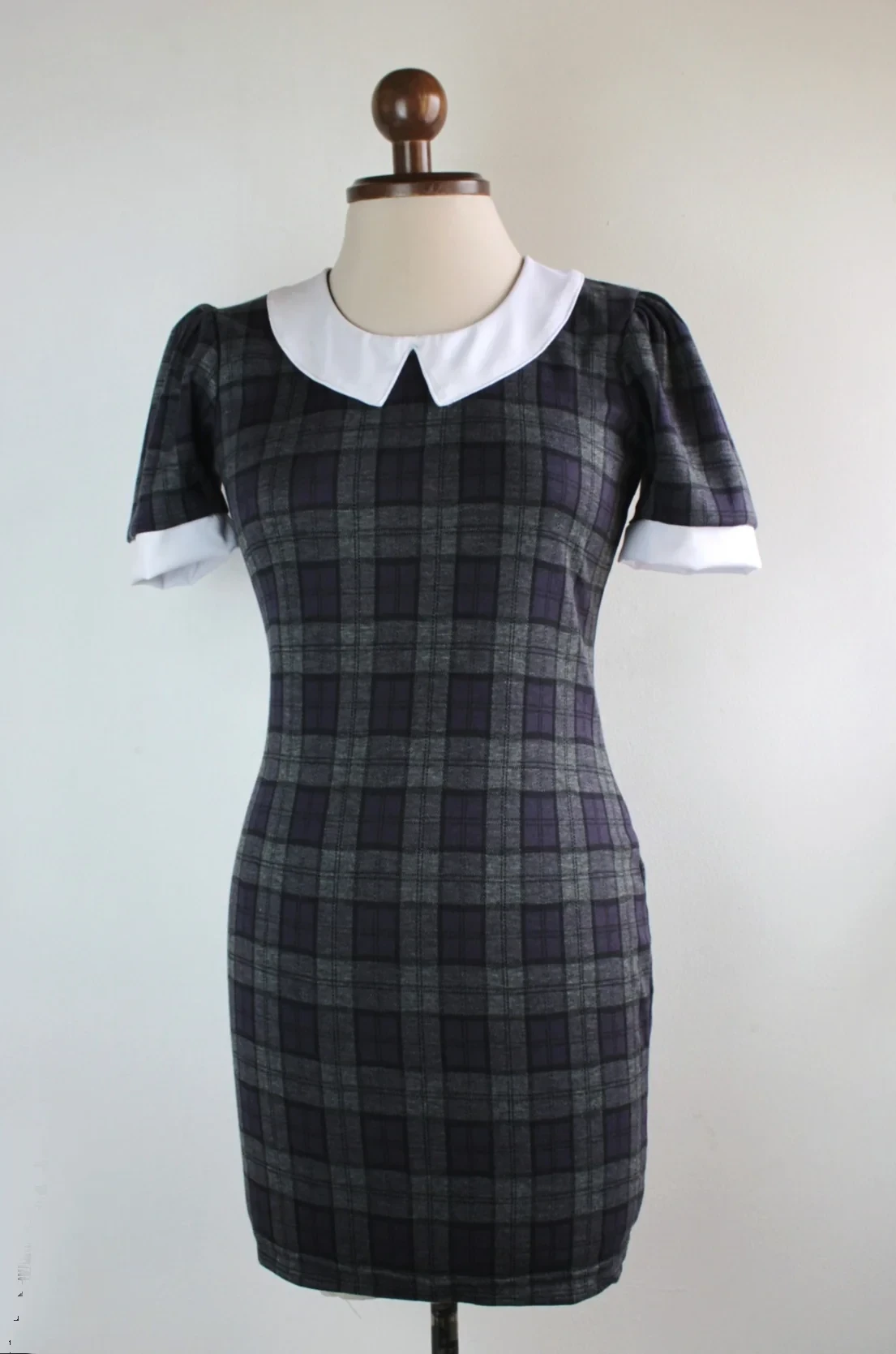Vestido a cuadros con cuello blanco