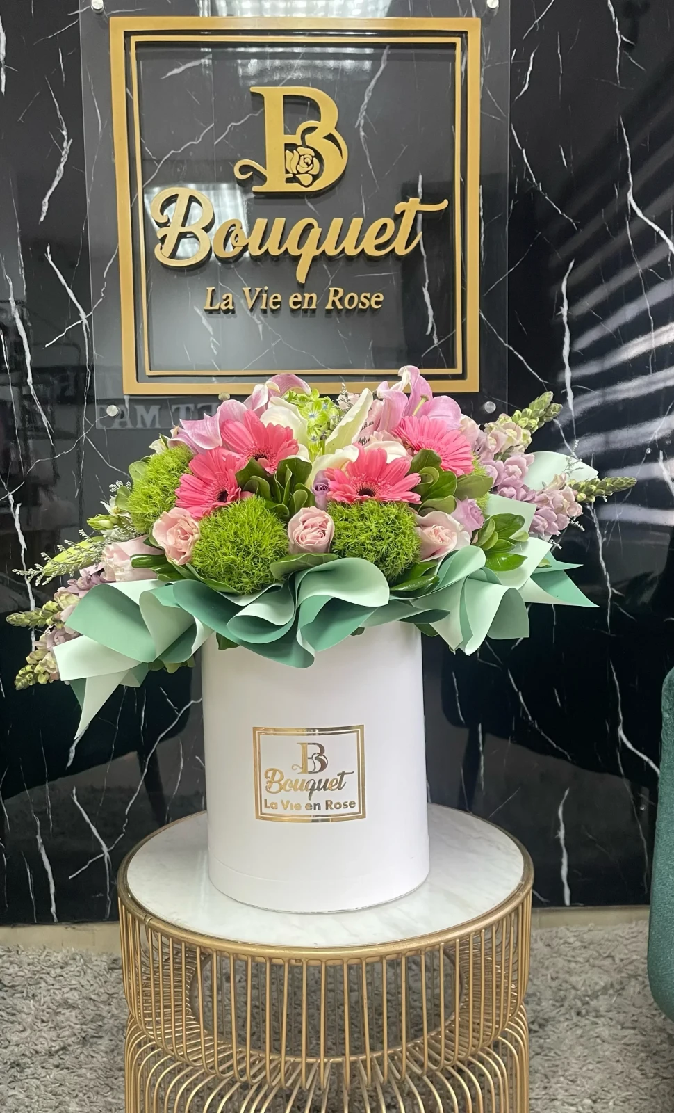 Bouquet con flores surtida y papeleria 