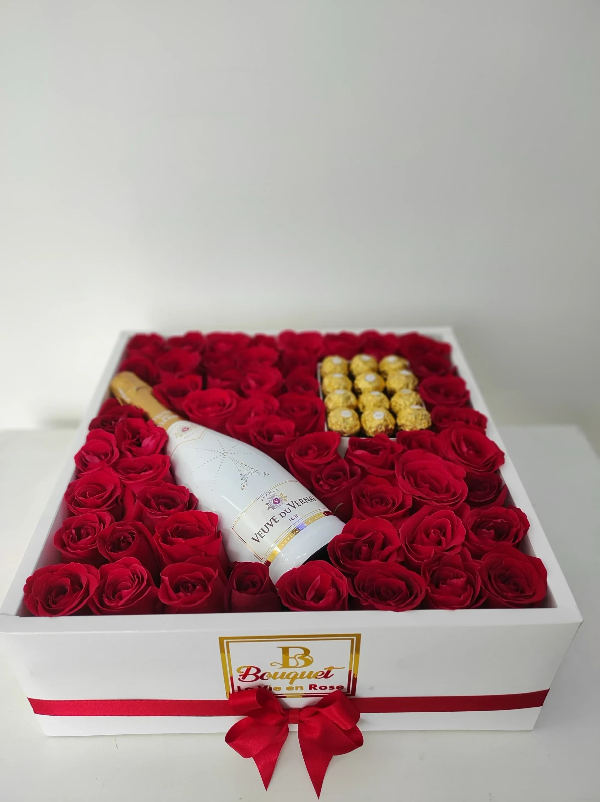Cuadrada grande con ferreros y botella 
