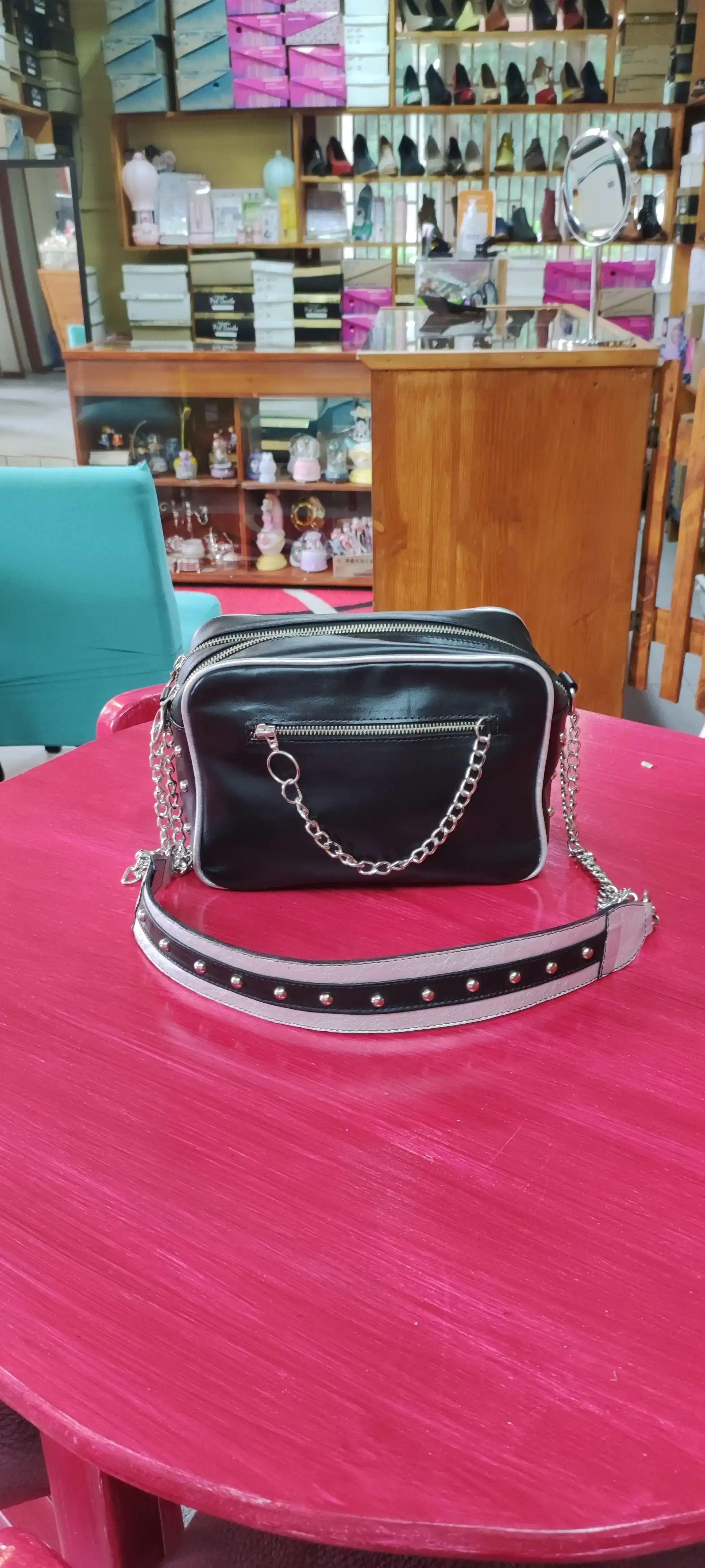 Bandolera negra con cadena