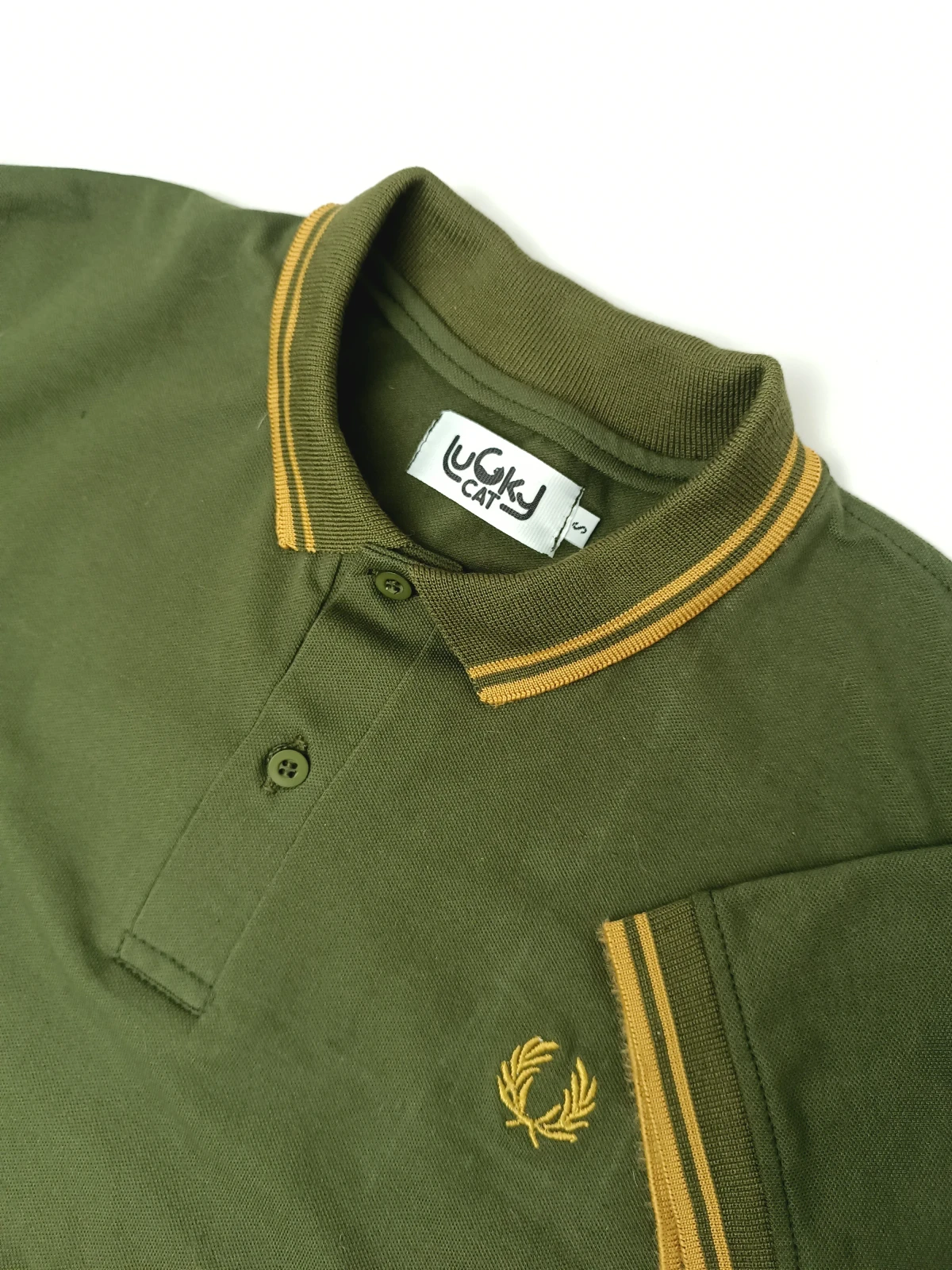 Camisa polo verde militar con dorado  2