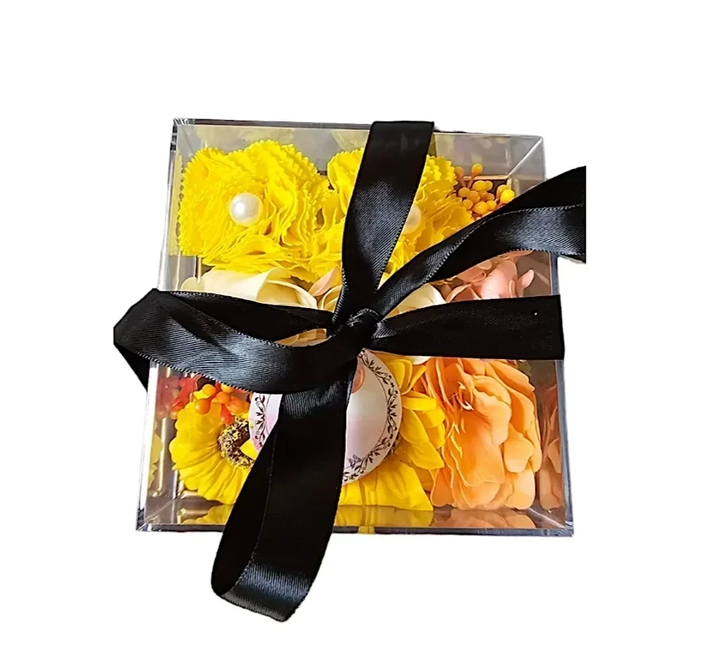 RAMO DE FLORES EN CAJA DE ACRÍLICO 2