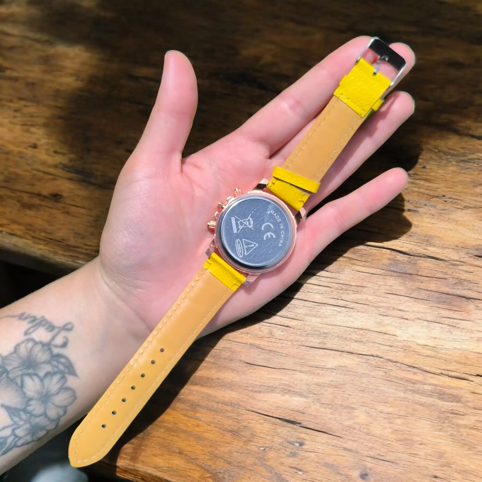 Reloj redondo amarillo  4
