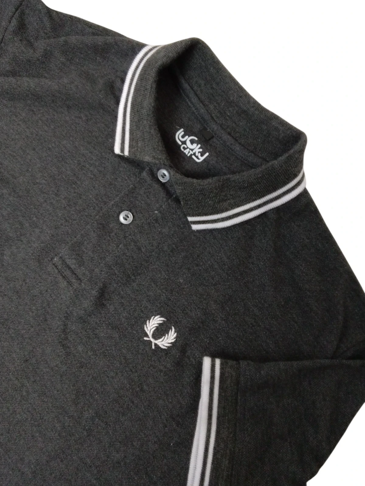 Camisa polo gris oscuro con líneas blancas