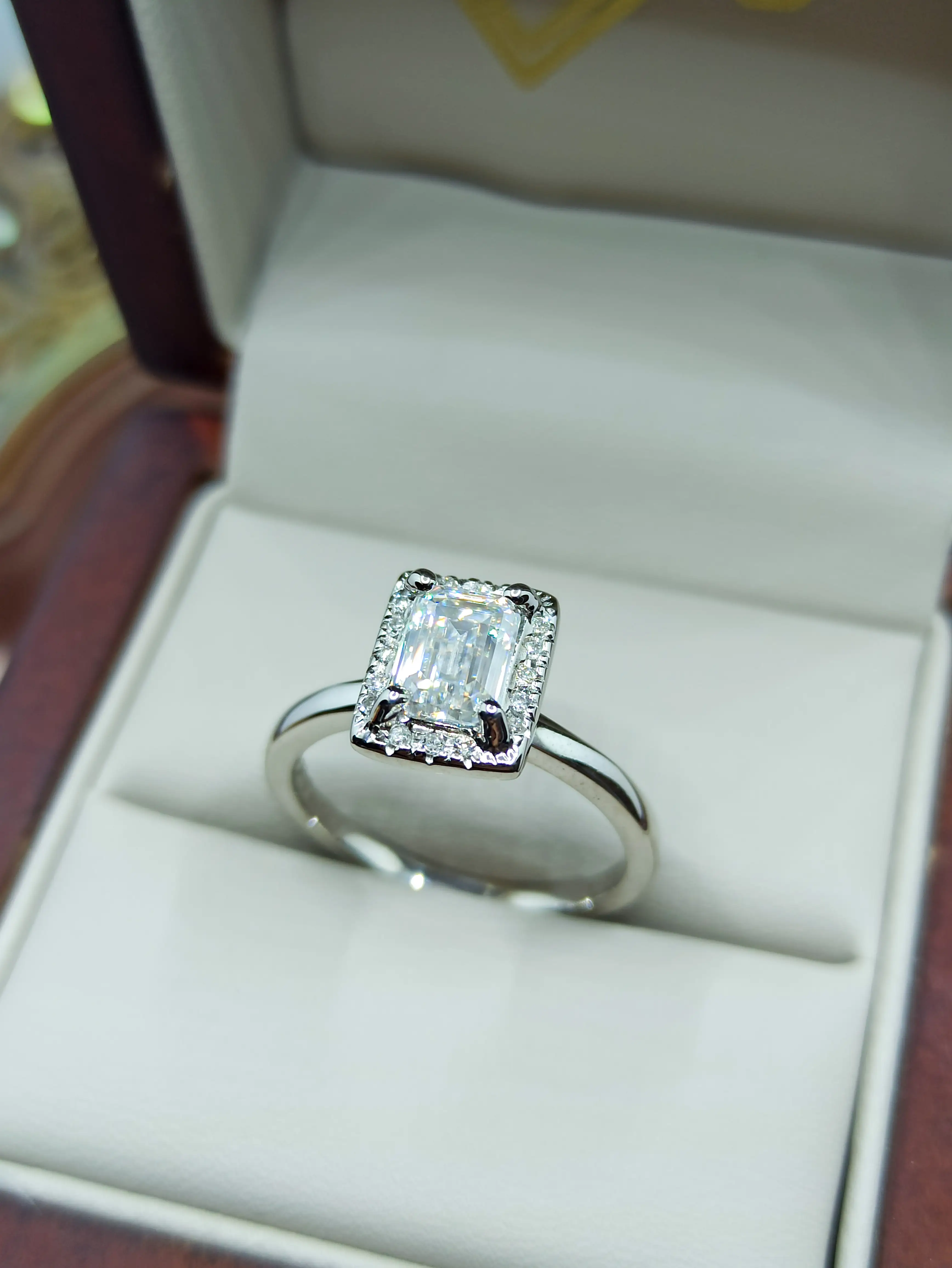 Anillo Halo esmeralda  2