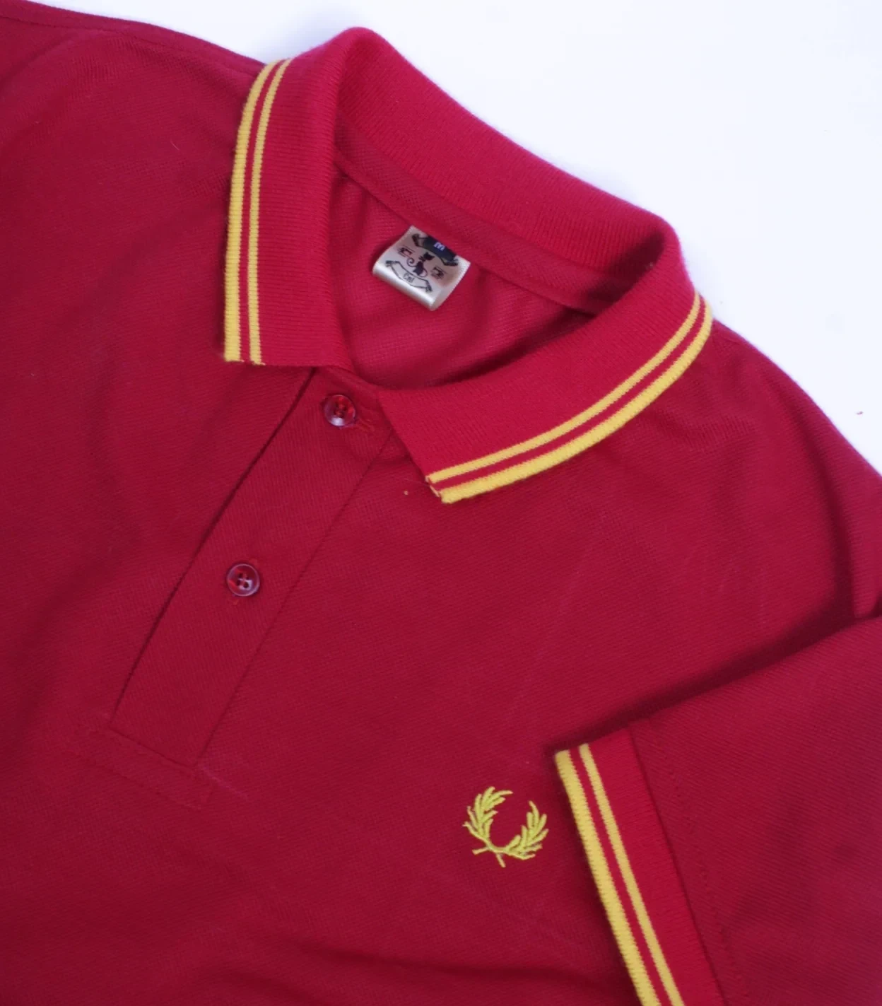 Camisa roja con líneas amarillas