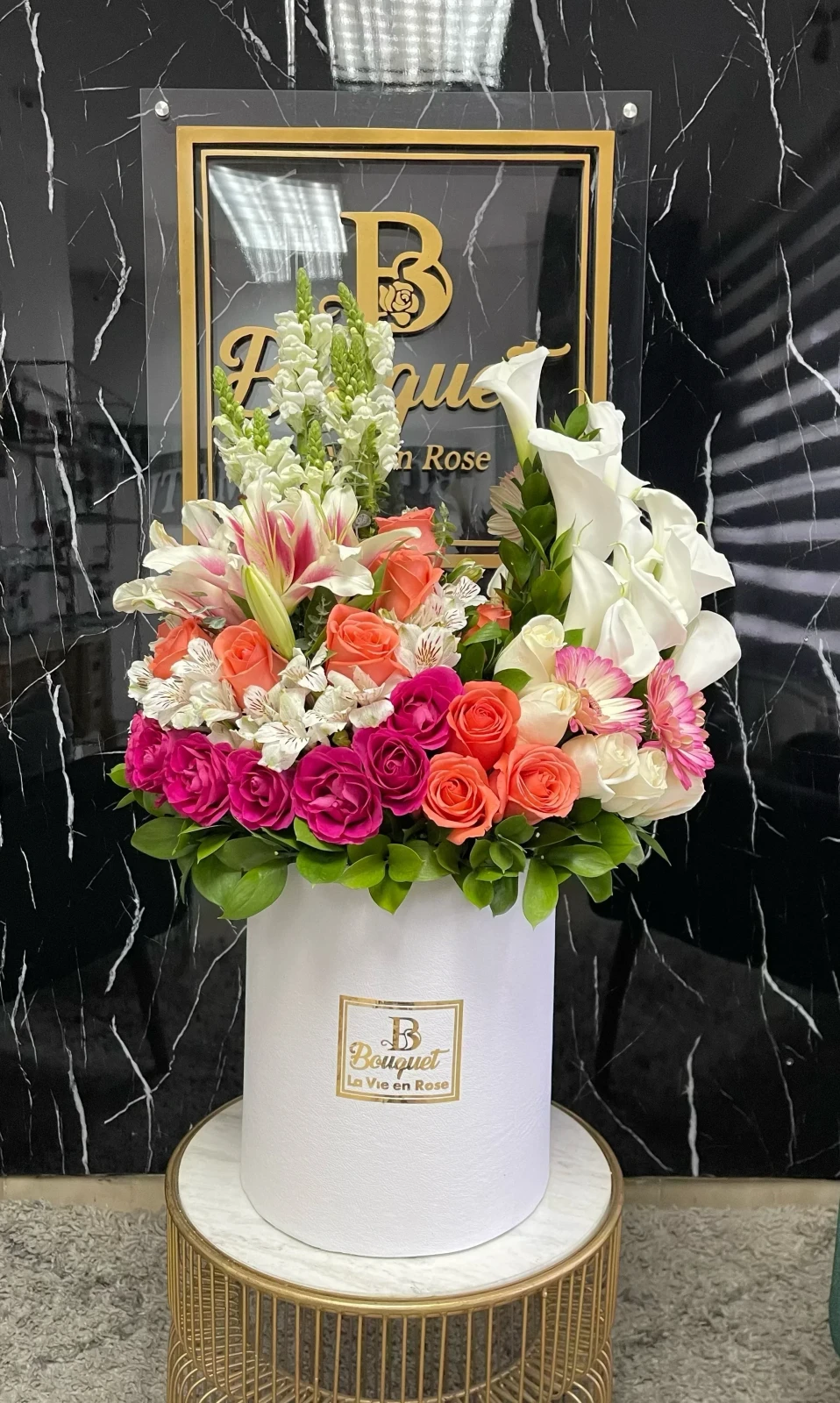 Caja blanca alta con jardin de flores 