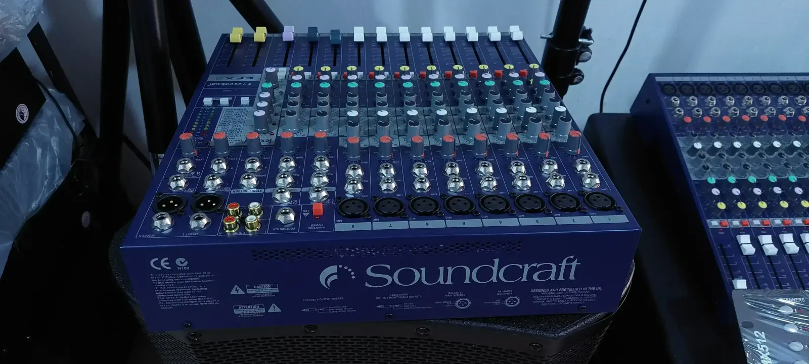 MODELO: Soundcraft EFX8   : 💥 La serie Soundcraft EFX ™ combina todas las características del popular mezclador Soundcraft EPM ™ con un procesador de efectos Lexicon® digital de 24 bits incorporado, expandiendo la gama compacta polivalente de bajo costo Soundcraft.  Recomendado para: Casas de Culto, Locales de Música, Músicos y Bandas, Teatros.  El mezclador Soundcraft EFX utiliza el mismo procesador AudioDNA® presentado en muchos de los equipos externos Digitech® y Lexicon, incluido el muy respetado procesador Lexicon MX400. Con más de 35 años de experiencia, el nombre Lexicon es sinónimo de la mejor reverberación y procesamiento en el negocio, asegurando los mejores efectos de calidad que generalmente no se encuentran en una consola a este nivel de precio.  La sección de Efectos encaja perfectamente en el marco compacto de los mezcladores que está disponible en 8 o 12 variantes de entrada mono, ambas con 2 canales estéreo y un envío de efectos en cada canal. Hay 32 efectos para elegir con una función tap tempo, 3 controles de parámetros de efectos y una instalación de tienda de configuración de efectos de usuario. Un LED de clip de nivel de canal de efectos y función Mute le da al usuario aún más flexibilidad.  El énfasis con Soundcraft EFX es muy firme en la construcción de calidad y el rendimiento de audio, con una superficie de control fácil de entender en línea con la gama profesional Soundcraft. El Soundcraft EFX utiliza el amplificador de micrófono GB30 altamente transparente (diseñado por Graham Blyth para el 30 aniversario de la compañía y también utilizado en las consolas profesionales más grandes LX7ii y GB). El Soundcraft EFX también ofrece todas las características del Soundcraft EPM. un conector auxiliar aux, XLR y conectores de jack metálico de ¼ "configurables, entradas de reproducción estéreo RCA phono y salidas de grabación, ecualizador de 3 bandas con barrido medio en las entradas mono, ecualizador de 3 bandas en las 2 entradas estéreo, tomas de inserción TRS, inserta en todas las entradas mono, medición de salida LED de diez segmentos y salida de auriculares.  Características: Chasis de 8+2 canales. Procesador digital de 24bits integrado Lexicon.  32 Efectos. Alamacenamiento de los ajustes de Tap, Tempo y FX. 1 envio a efectos en cada canal  1 bus auxiliar configurable  Conectores de metal tipo XLR y Jack ¼". Conectores RCA en las entradas estéreo y en las salidas de grabación.  Ecualizador de 3-bandas en canales mono con selección de frecuencia en medios Ecualizador de 3-bandas en entradas estéreo.  Entrada y salida de inserto en todas las entradas mono.  Display de diez segmentos LED para medición de salida. Intuitivo y completo sistema solo.  Salida de auriculares. Fácilmente enrackable. Ajuste preestablecido de Karaoke. 2