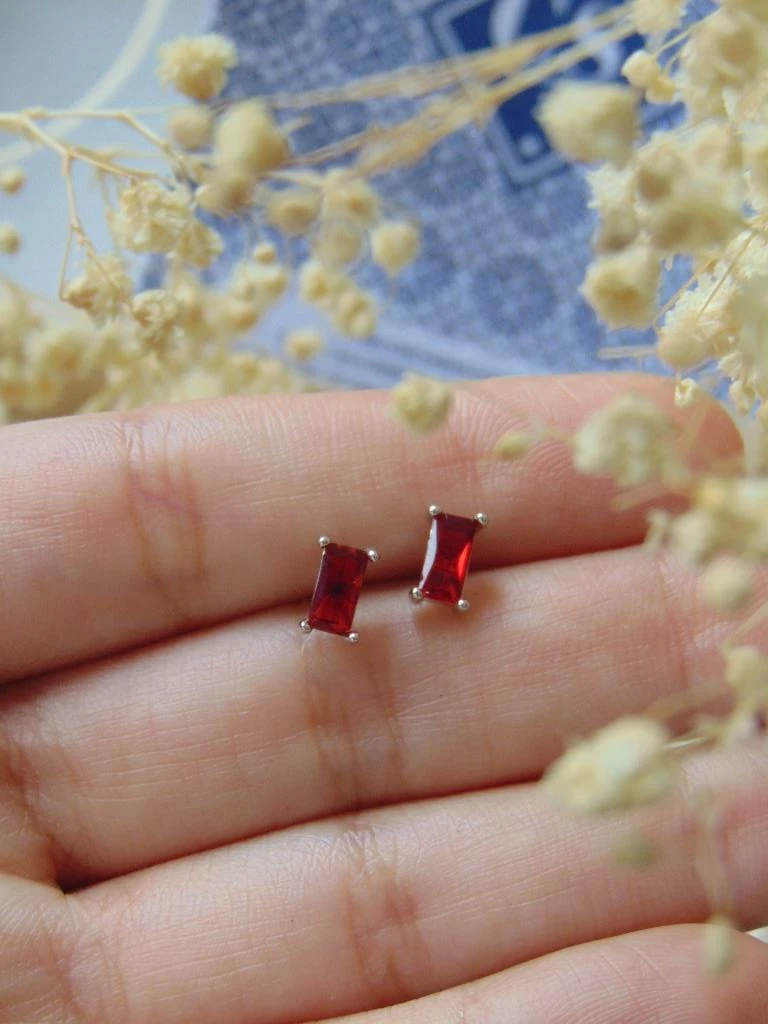 TOPOS RODIO PLATE CHISPA CUADRADA ROJO