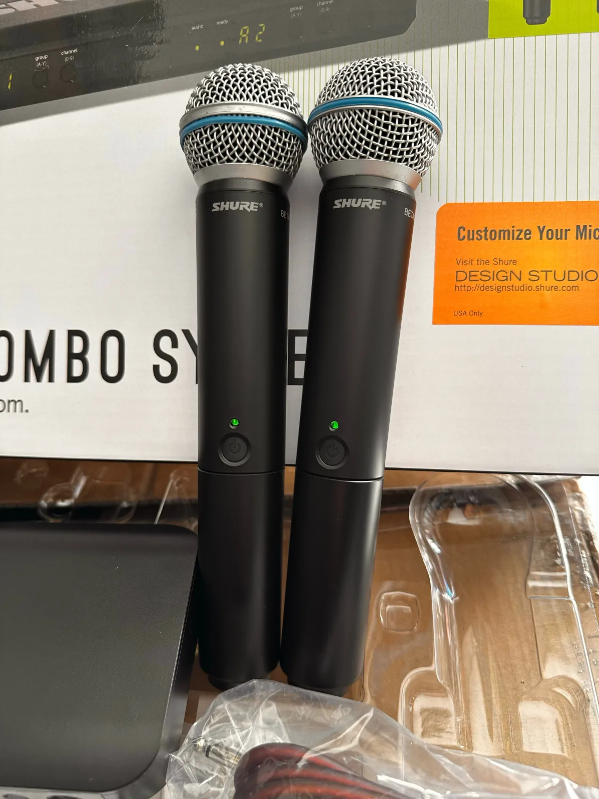 Shure BLX288/B58 PRECIO: 3300Bs Un sistema inalámbrico dual que incluye el receptor BLX88 y dos transmisores de mano BLX2 con cápsulas de micrófono Beta 58A integradas. Es conocido por combinar un sonido de calidad profesional con una configuración sencilla.  Características Principales Calidad de Audio Superior: Ofrece el legendario sonido Shure con claridad profesional y fiabilidad para voces en vivo, discursos o karaoke. Facilidad de Uso: Cuenta con la función "QuickScan" de un solo toque, que localiza rápidamente la mejor frecuencia abierta para evitar interferencias, lo que facilita la configuración. Alcance y Batería: Proporciona un rango de operación de hasta 100 metros (300 pies) y los transmisores funcionan hasta 14 horas continuas con dos pilas AA (incluidas). Construcción Robusta: Los micrófonos Beta 58A están diseñados con una rejilla de malla de acero endurecido y un sistema antigolpes neumático avanzado que minimiza el ruido de manejo y resiste el uso rudo. Patrón Polar Supercardioide: La cápsula Beta 58A tiene un patrón supercardioide uniforme que aísla la fuente de sonido principal y rechaza eficazmente el sonido fuera del eje, proporcionando una alta ganancia antes de la retroalimentación.  6