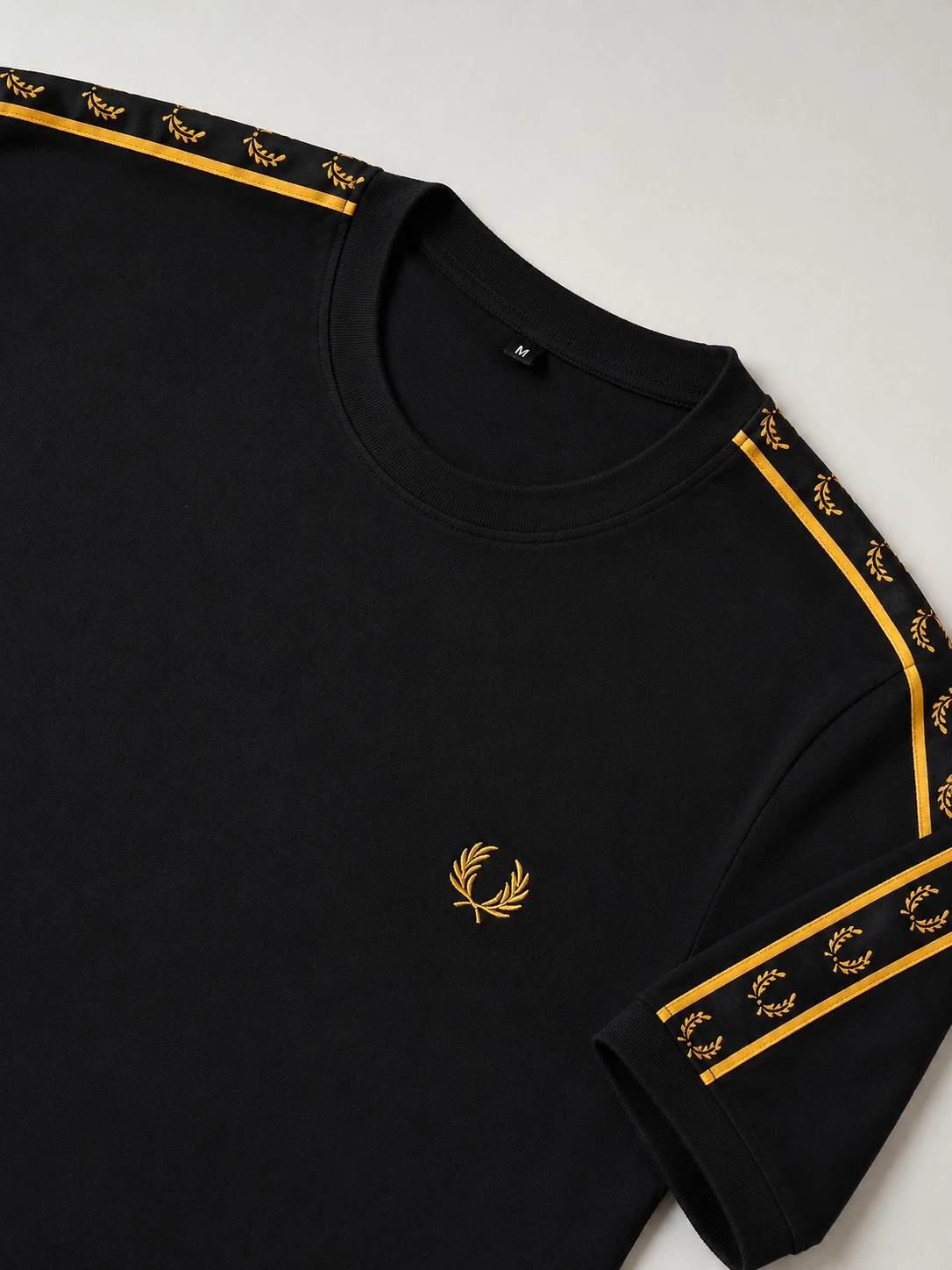 Camiseta algodon negra con laureles dorados 