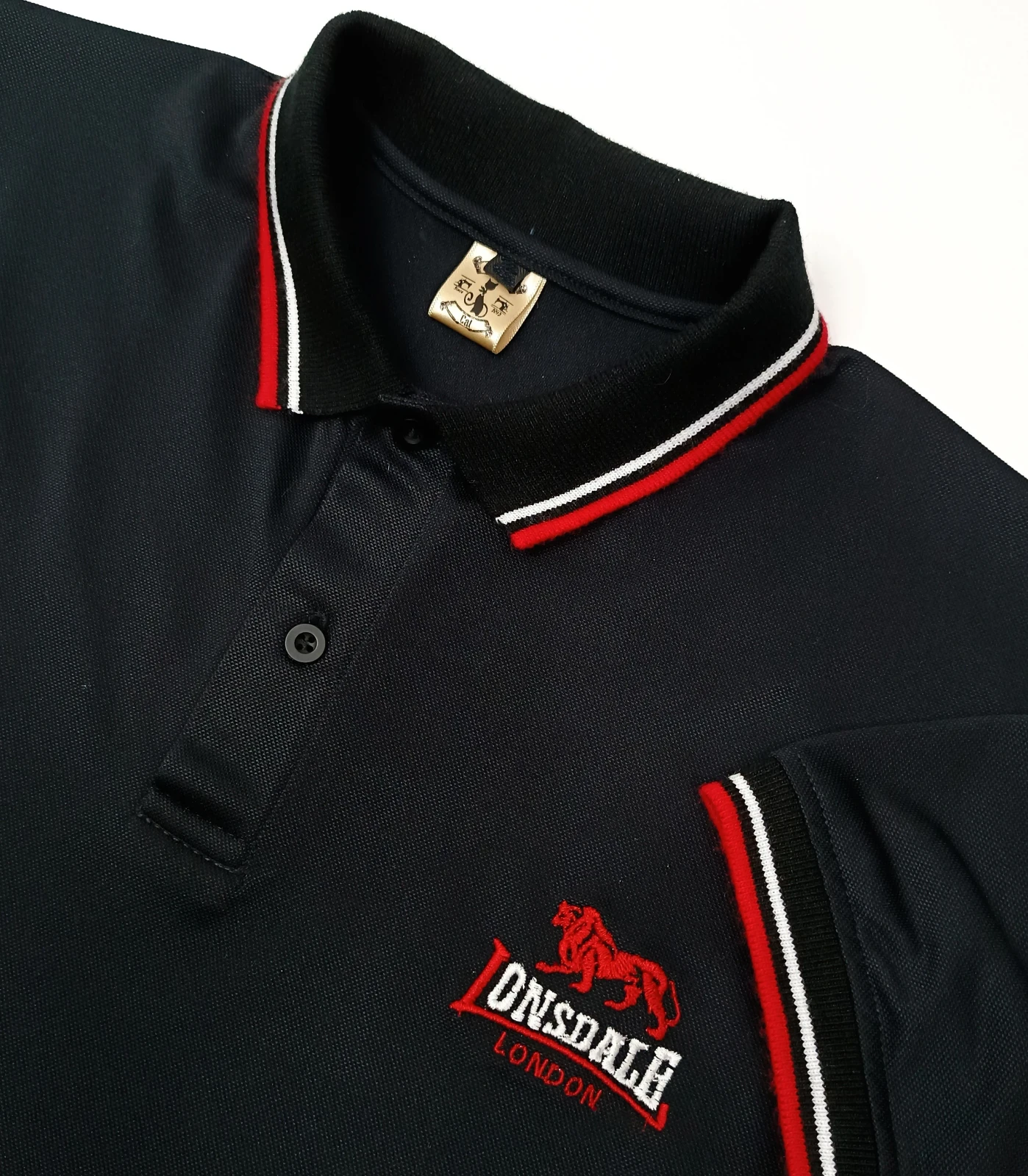 Camisa polo negra con rojo y blanco 