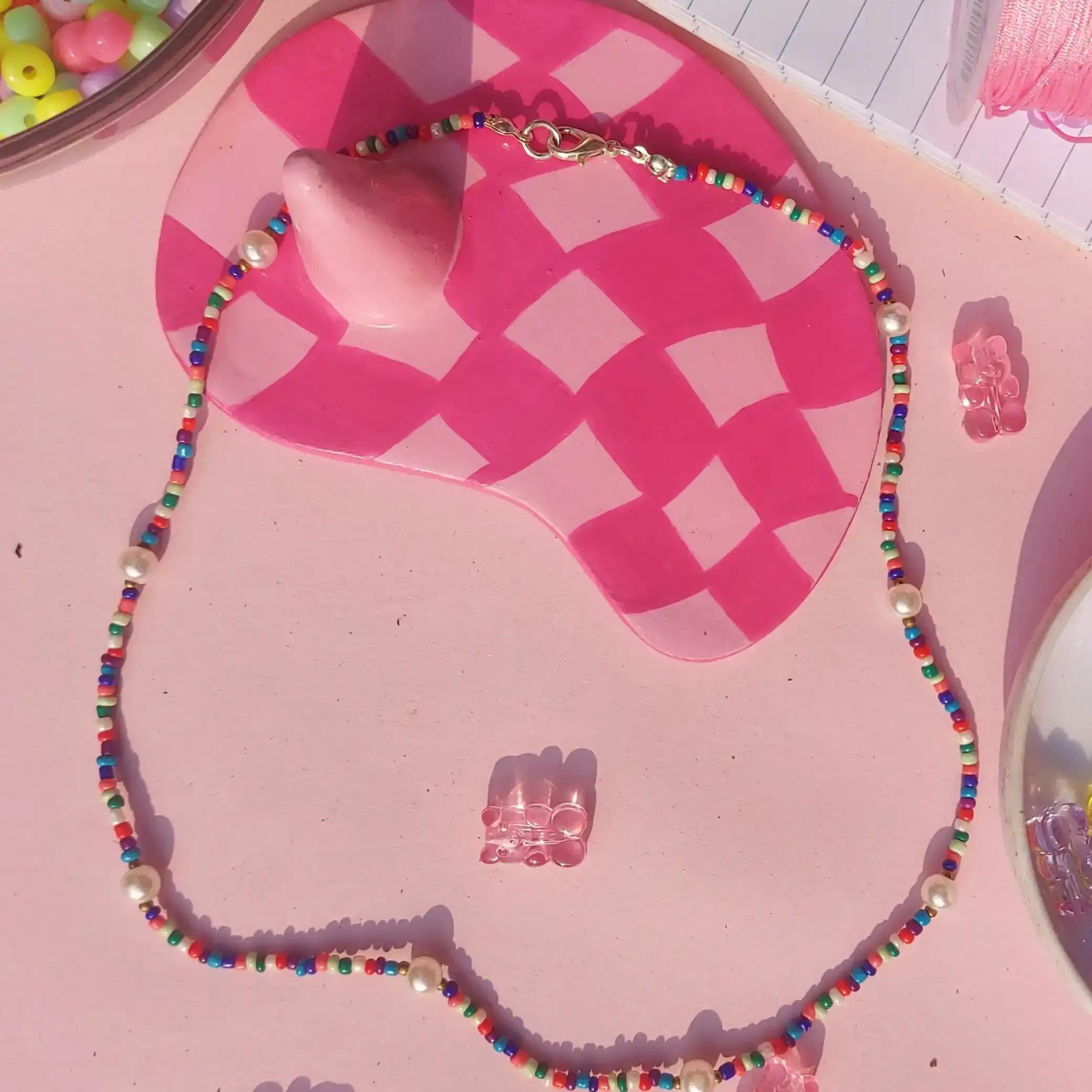 Collar multicolor y perla 