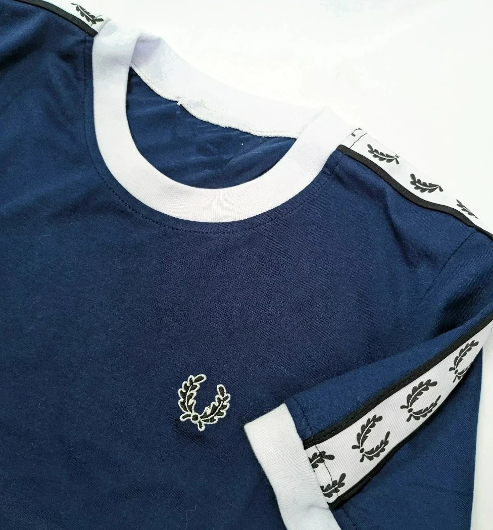 Camiseta azul oscuro con cinta de laureles 