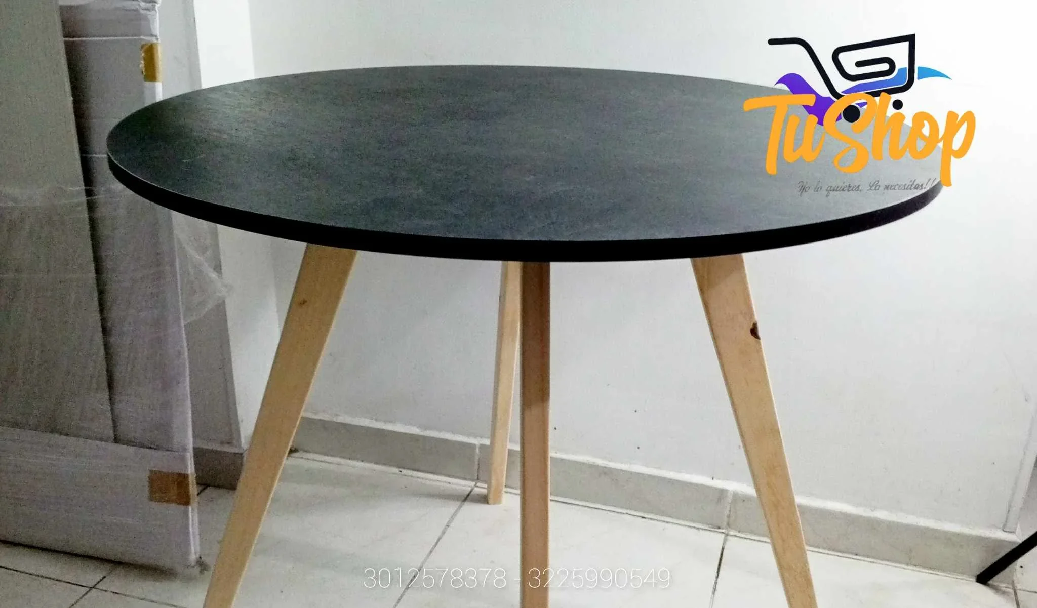 Comedor Nórdico Negro Volcán + 2 Sillas Eames  3