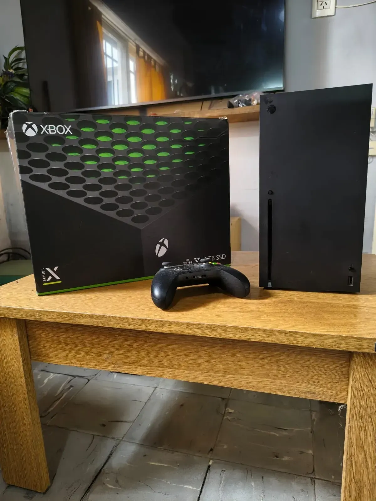 VENDO XBOX SERIE X  Memoria interna: 1 TB Incluye control. Resolución de 7680px x 4320px. Memoria RAM de 16GB. Cuenta con: 1 cable hdmi, 1 cable de alimentación ca. 1 jostyck La duración de la batería de los controles depende del uso que se le dé al producto.