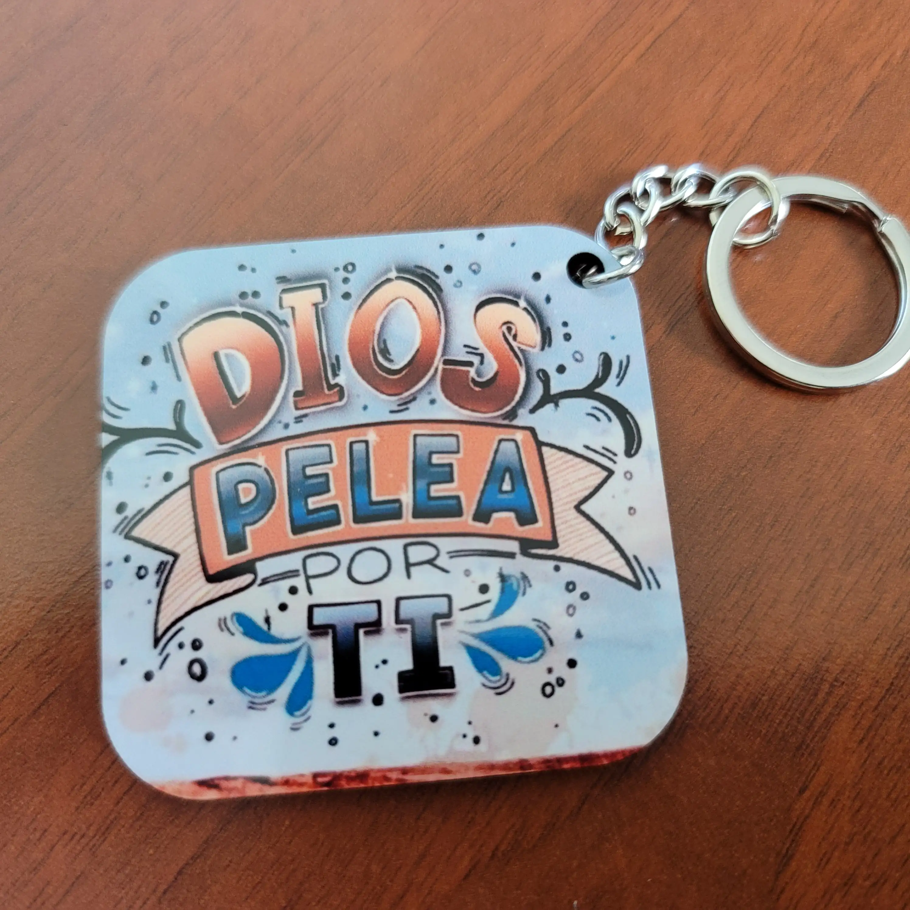 Llavero cuadrado "Dios pelea por ti"