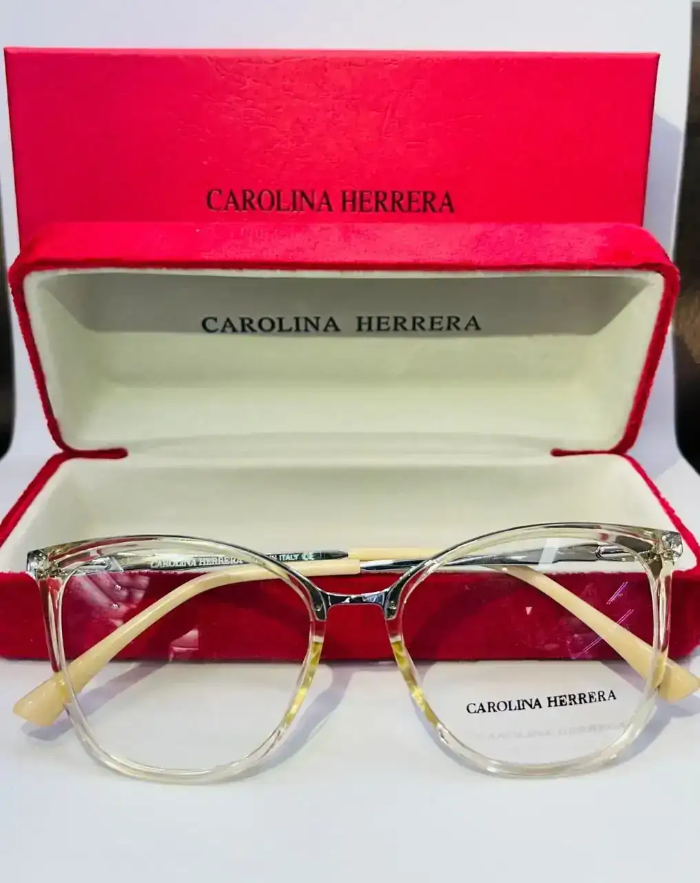 Carolina Herrera. Transparente 