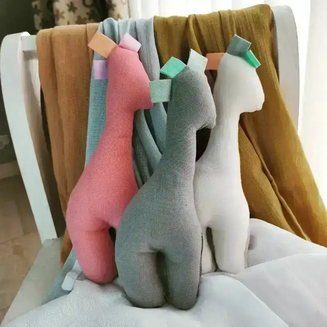 Muñeco de apego jirafa