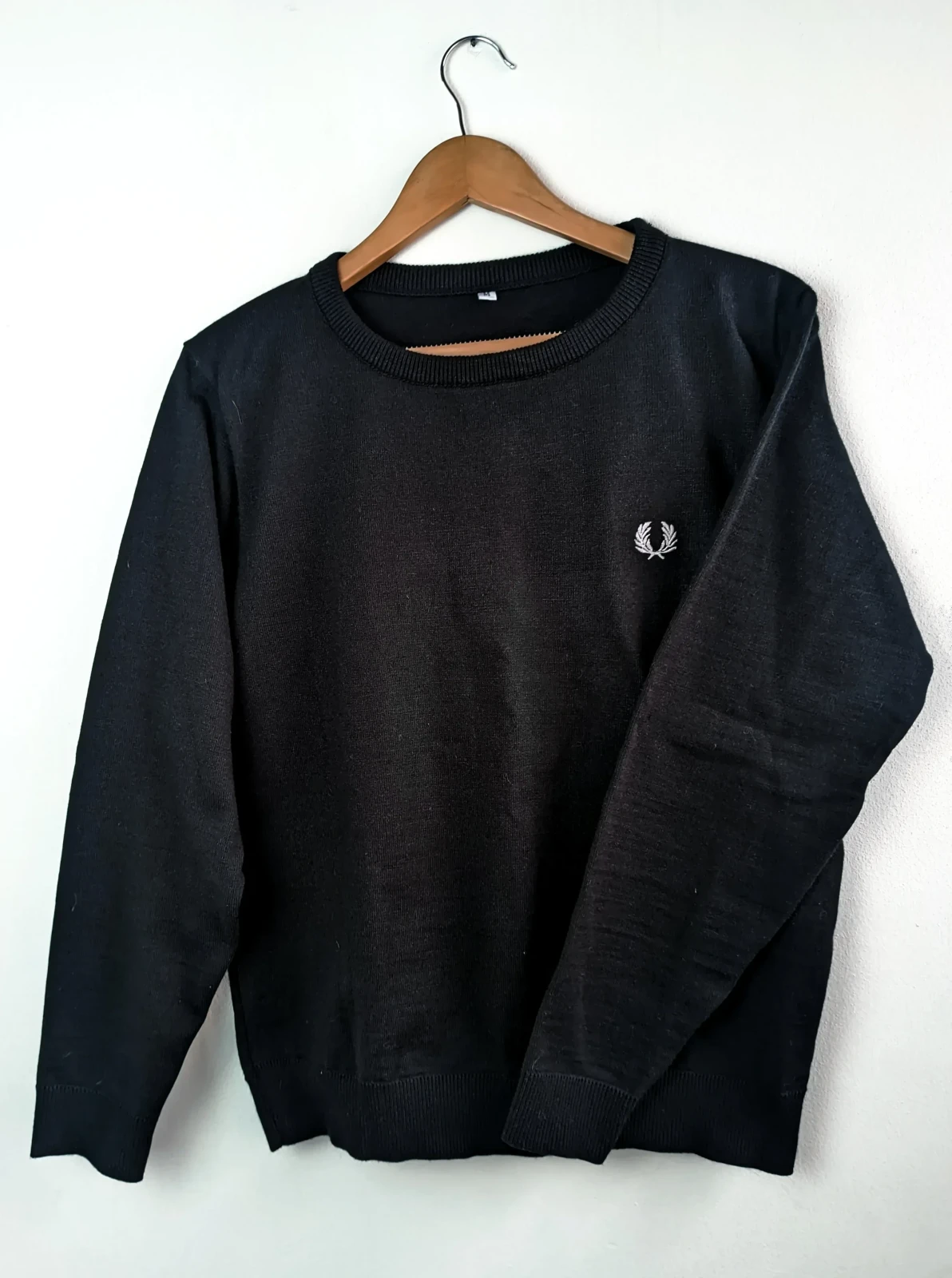 Jersey negro cuello redondo 