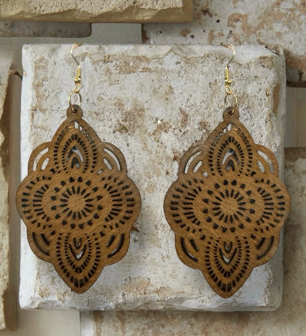 Pendientes tallados con diseño de flor
