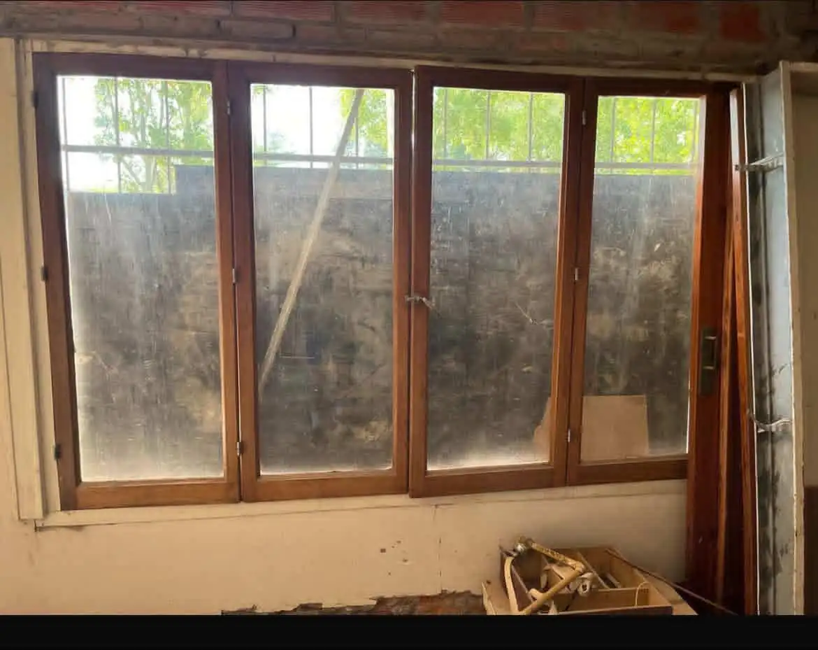 2 Ventana de cedro, en perfectas condiciones, 2,50 de ancho por 1,60 de alto con marco. Tengo 3 de 2 metros de ancho por 1,30 de alto con marco