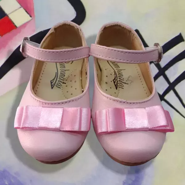 Zapato rosa para niña, con listón.  2