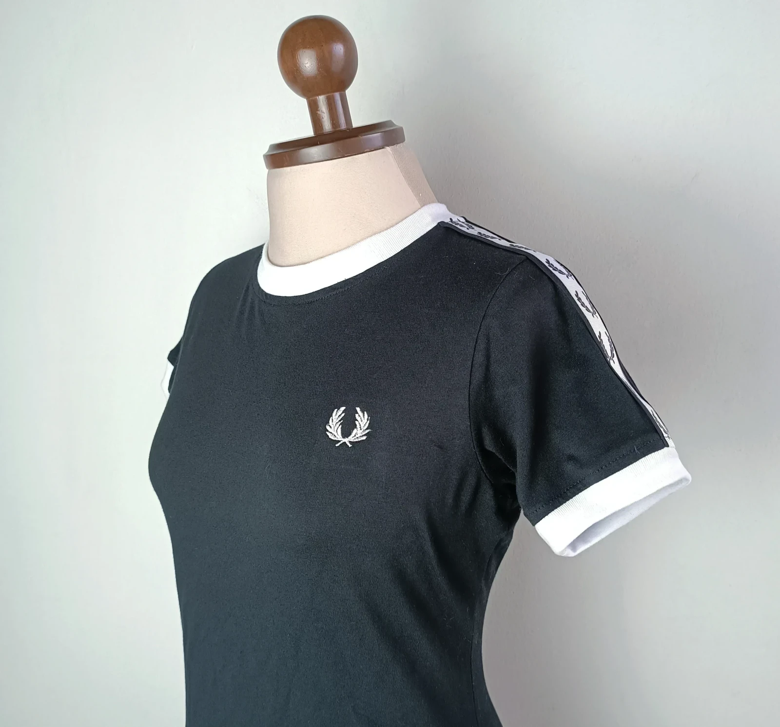 Camiseta algodón negro cinta de laureles