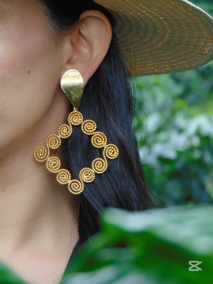 ARETE BAÑO DE ORO 24K MAXI CUADRO ESPIRALES FILIGRANA FUNCIONAL