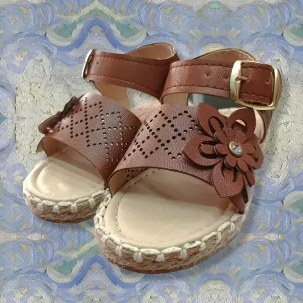 Huaraches para niña, café intenso. 