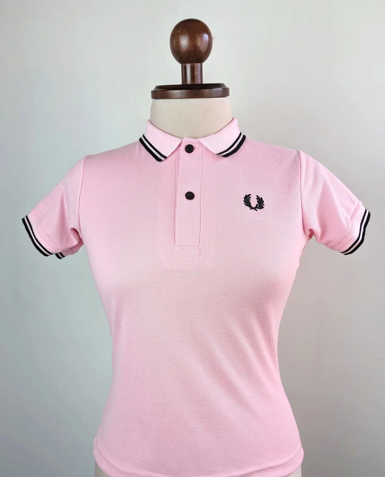 Camisa Polo rosada con líneas negras 2