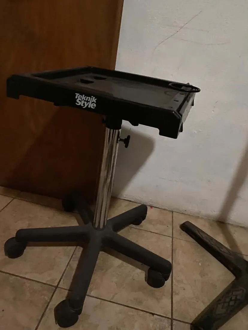 Tengo para vender una camilla, para tatuad@r, lashista, etc está impecable la vendo x falta de uso De fierro, con almohada de lashista Mas Carrito auxiliar 2
