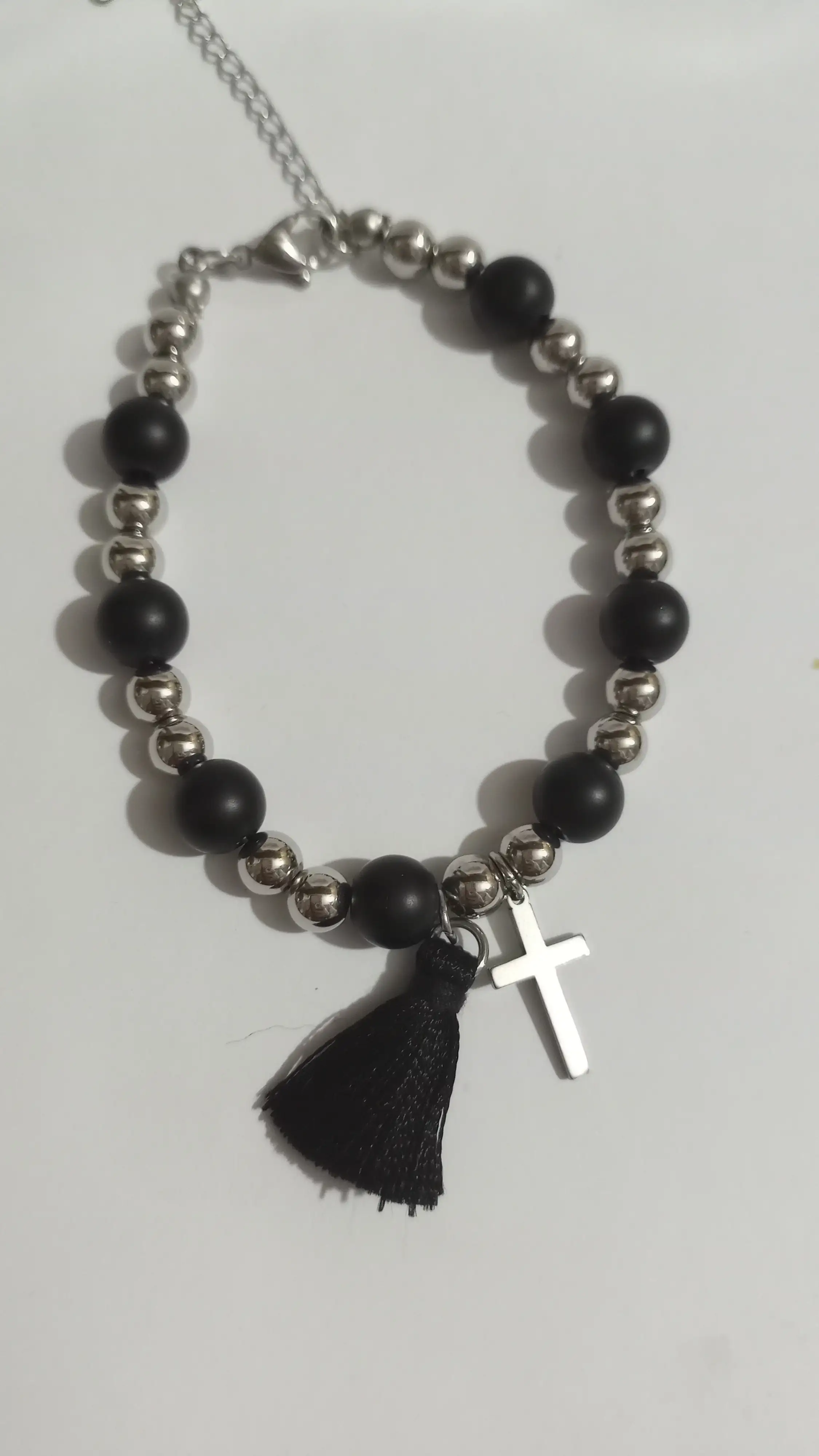 Pulsera con piedras y dijes combinados 2