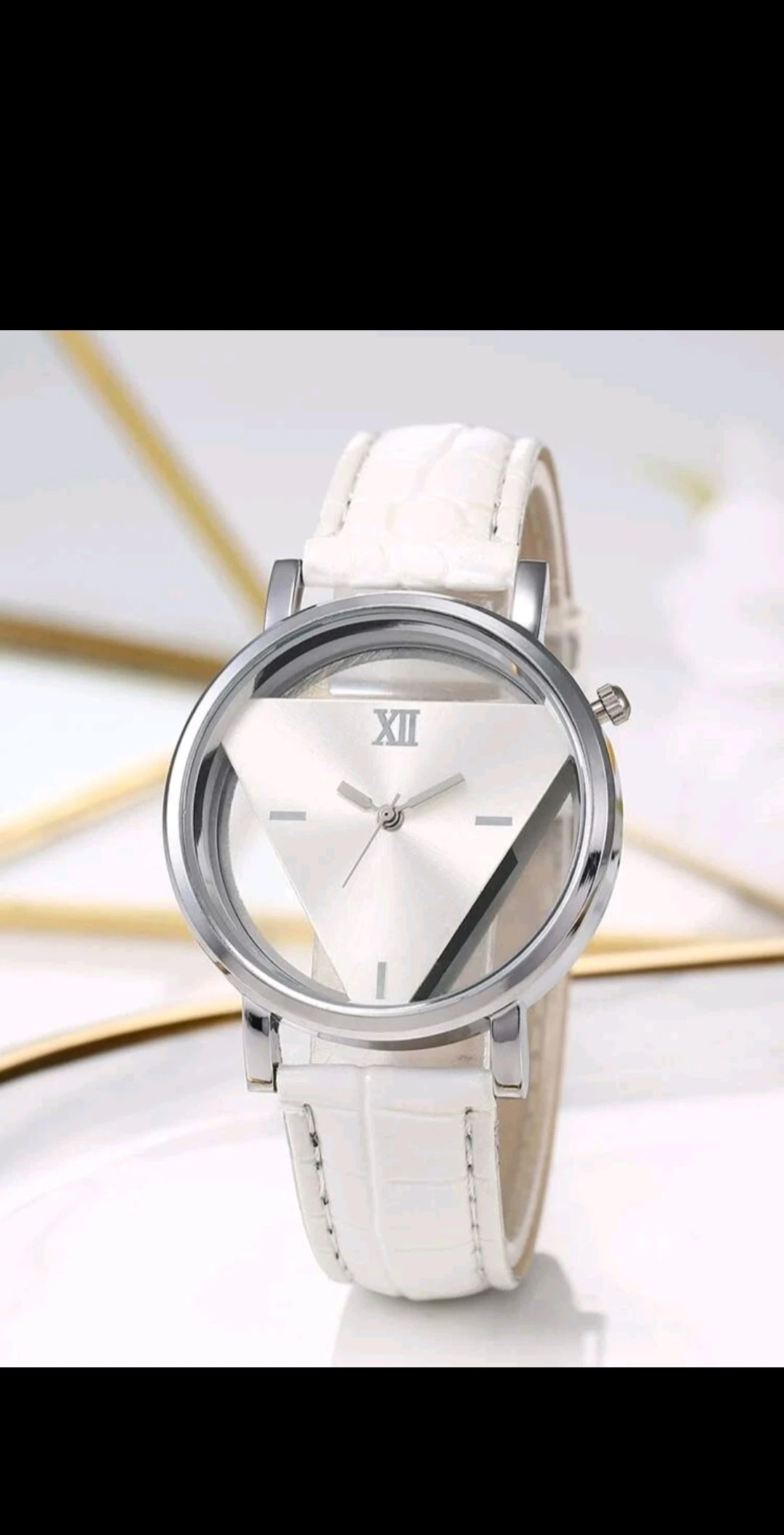 Reloj con diseño triangular/Transparente  3