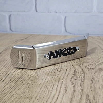 NKD 125 Frontal inferior acero cromado logo 3d negro ML