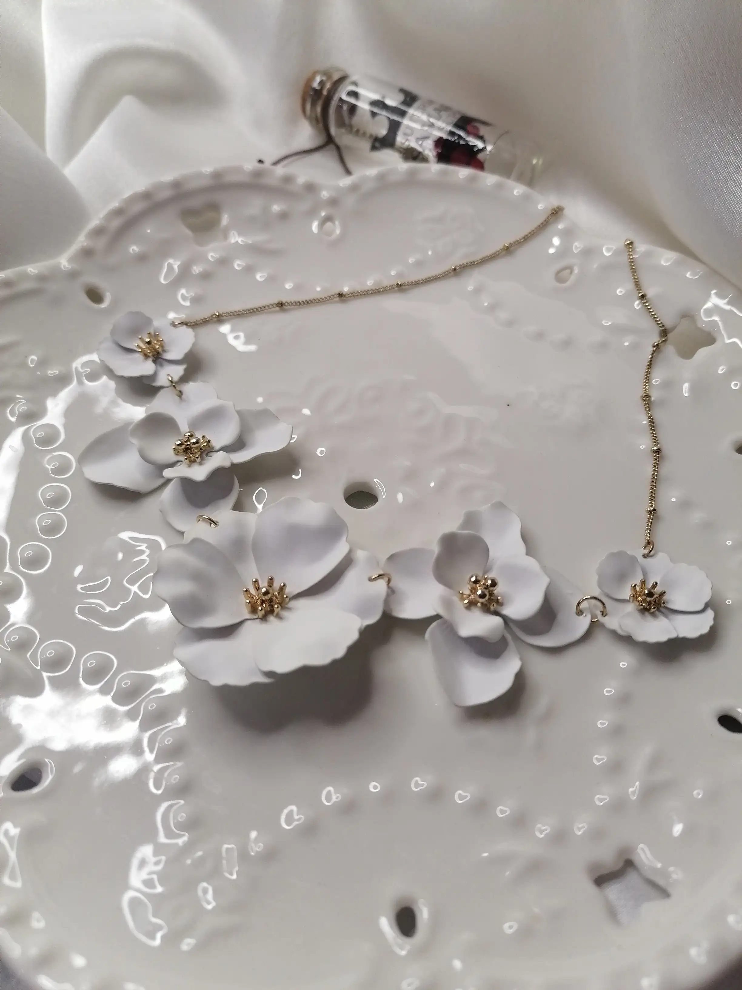 COLLAR FLORES BLANCAS  3
