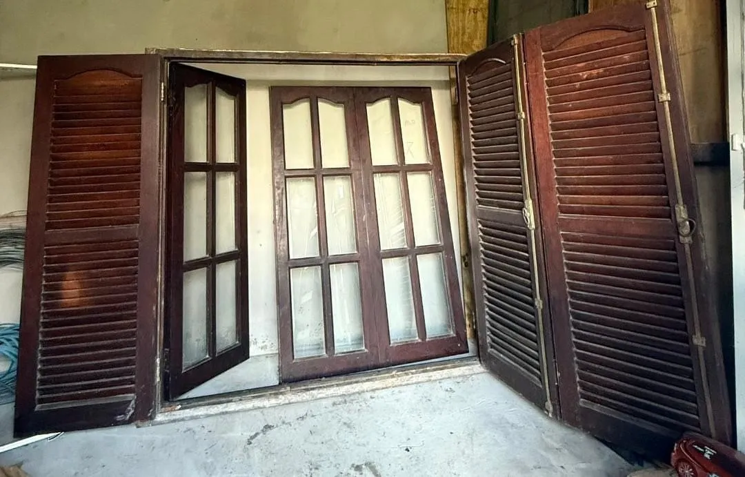 Ventana postigon de algarrobo de 3 hojas , tiene 1.50 de alto x 1.50 de ancho.